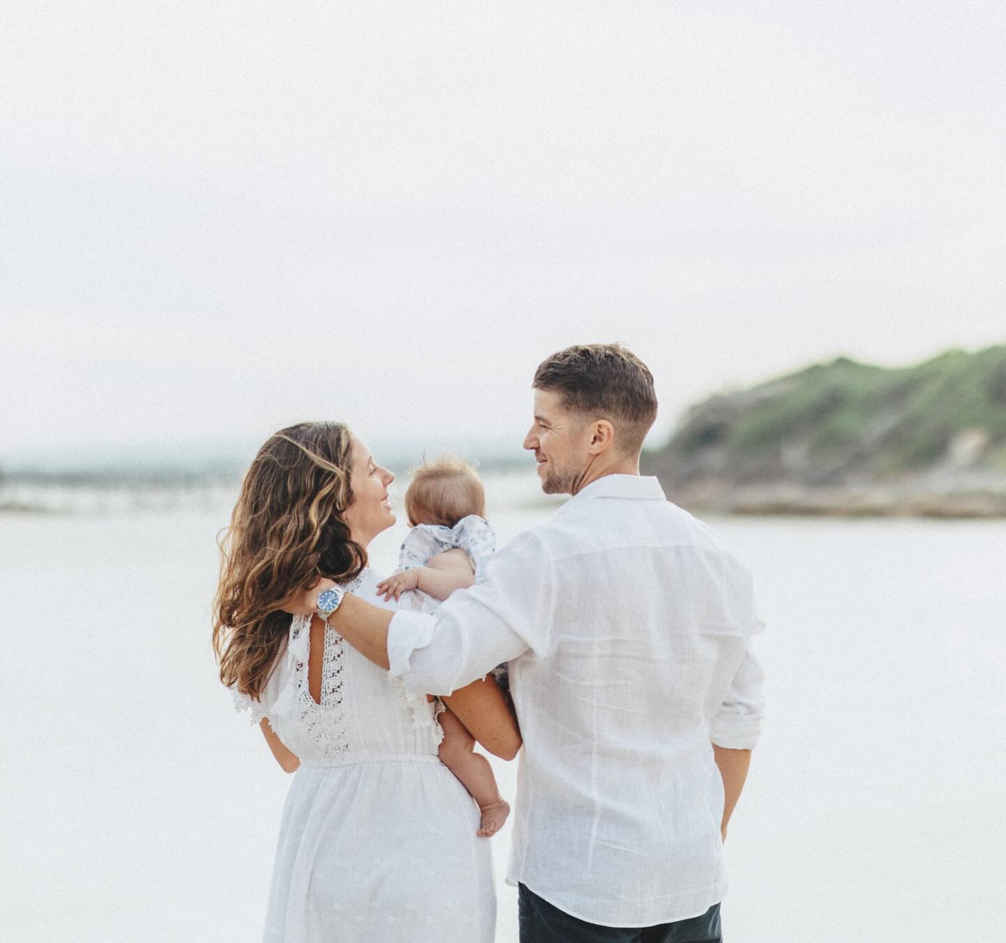The little moments become the big memories 🤍
Beach family photo session, where love does all the posing.
#sydneyfamilyphotographer #familyphotosydney #beachfamilyphotos #familyphotography #maxfamilyphoto sydneymums familymemories unposedfamilyphotos australianfamilyphotographer childhoodunfiltered