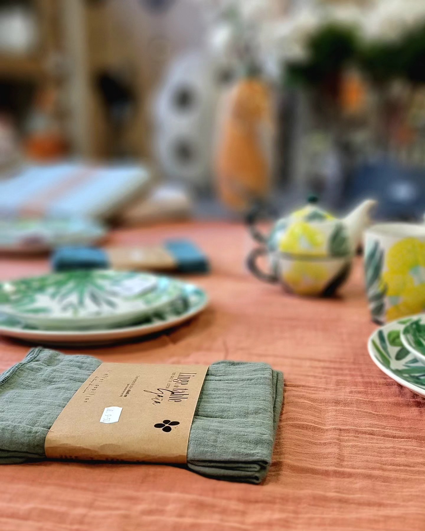 DE LA COULEUR !
Retrouve les textiles de table en gaz de coton dans ton magasin 😉
Mais pas que !
A très vite chez #miombremisoleil #saintlaurentdupont
#déco