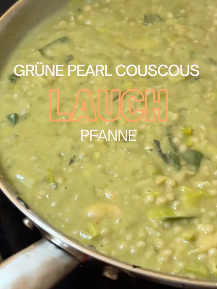 Einfach ein Gedicht mit saisonalem Gemüse 🤌🏻🙂↕️
Abspeichern und nachmachen solange Lauch noch Saison hat! (Ok eig ist er immer in Saison 👀🤝)
Zutaten (ca. 2–3 Portionen)
* 1 Zwiebel
* 2 Knoblauchzehen
* 1 EL Kokosöl (oder Rapsöl)
* 1 Stange Lauch
* 1 Dose Cannellini Bohnen (240 g Abtropfgewicht)
* 200 g Pearlcouscous (oder eine andere Mini-Nudelform wie z.B. Orzo)
* 500 ml Brühe
* 200 ml Hafer- oder Sojacreme
* 1–2 TL Sojasoße
* 3 EL Hefeflocken
* Salz und Pfeffer
Zubereitung
1. Zwiebel und Knoblauch fein würfeln. Lauch gründlich waschen und in feine Ringe schneiden. Bohnen in ein Sieb geben, abspülen und abtropfen lassen.
2. Kokosöl in einer großen Pfanne oder einem Topf bei mittlerer Hitze schmelzen. Zwiebel und Knoblauch darin 2–3 Minuten glasig dünsten.
3. Lauch in die Pfanne geben und etwa 5 Minuten mitbraten, bis er weich wird und leicht zusammenfällt. Cannellini Bohnen hinzugeben.
4. Mit der Brühe ablöschen. Alles aufkochen lassen, dann Hitze reduzieren und ca. 8–10 Minuten sanft köcheln, bis der Couscous fast gar ist. Gelegentlich umrühren.
5. Hafercreme, Sojasoße und Hefeflocken unterrühren. Weitere 3–5 Minuten köcheln lassen, bis alles schön cremig ist. Falls es zu dick wird, etwas Wasser oder Brühe ergänzen.
6. Hefeflocken, Sojasoße und frisch gemahlenen Pfeffer hinzugeben. Je nach Geschmack mit Salz abschmecken.
7. Heiß genießen. Optional passen frische Kräuter, Zitronenabrieb und Saft oder geröstete Pinienkerne mega gut dazu.