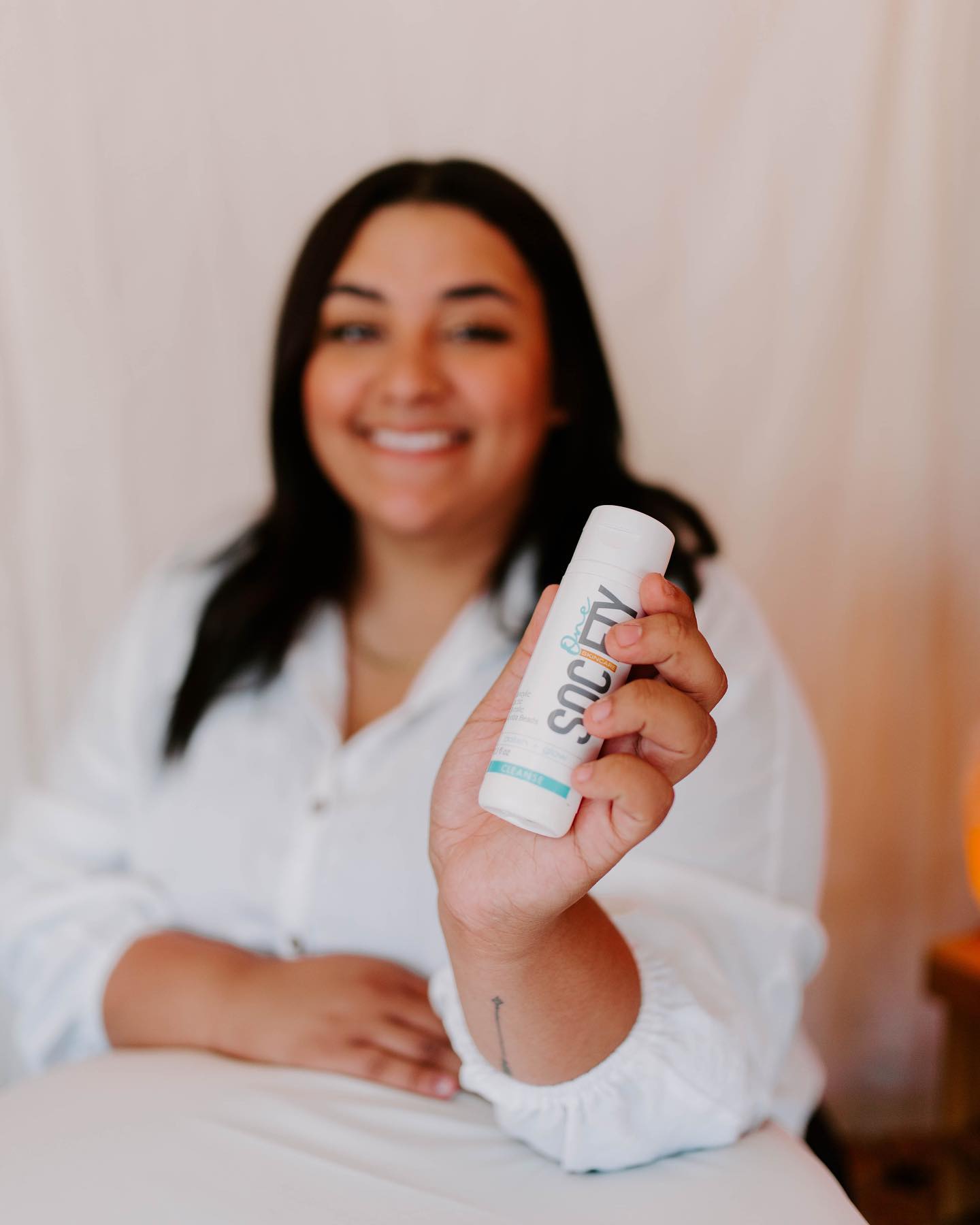 The cleanser you need! ✨
Polish and glow is an exfoliating, daily cleanser, that buffs and polishes for more radiant and glowing skin!
🌟Ingredients: Lactic, Salicylic, Glycolic and Jojoba Beads