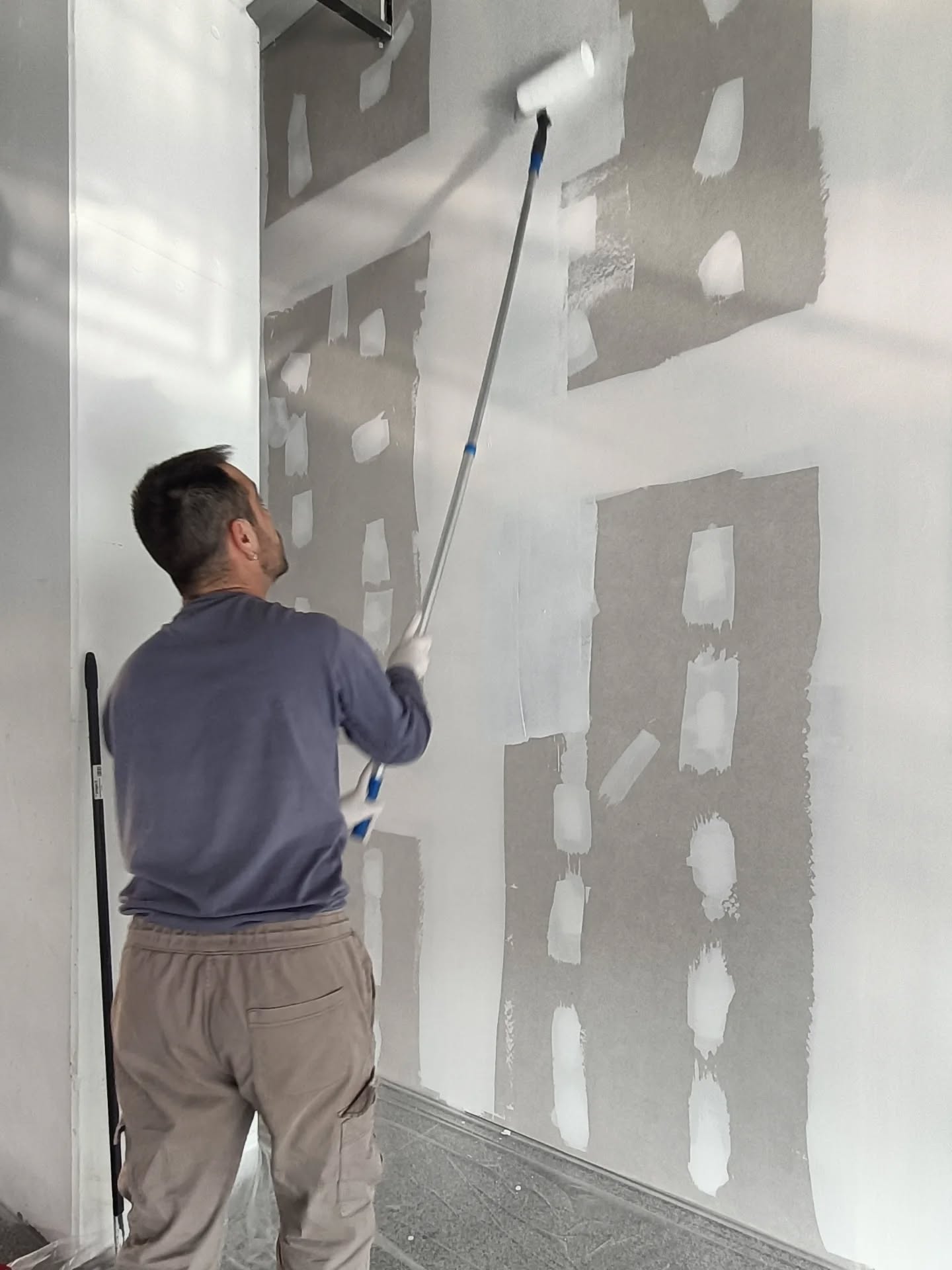 🔨🎨 Fer-ho nosaltres mateixos també forma part del projecte.
Aquestes setmanes estem donant forma al nou espai de NEANDERTAL a Vilassar de Dalt. I ho fem com sabem fer les coses: posant-hi les mans, el cos i el temps.
Muntem mobles, pintem parets, movem coses amunt i avall, pensem l’espai mentre el construïm. Perquè creiem que els llocs també expliquen qui som, i que els projectes culturals comencen molt abans que s’encenguin els llums.
Aquest espai l’estem aixecant nosaltres mateixos perquè volem que sigui proper, viu i compartit, un lloc on crear, trobar-nos, imaginar i fer créixer projectes culturals arrelats al territori.
Pas a pas, amb pols a les mans i moltes ganes.
Seguim construint. Seguim creant.
#Neandertal #Cultura