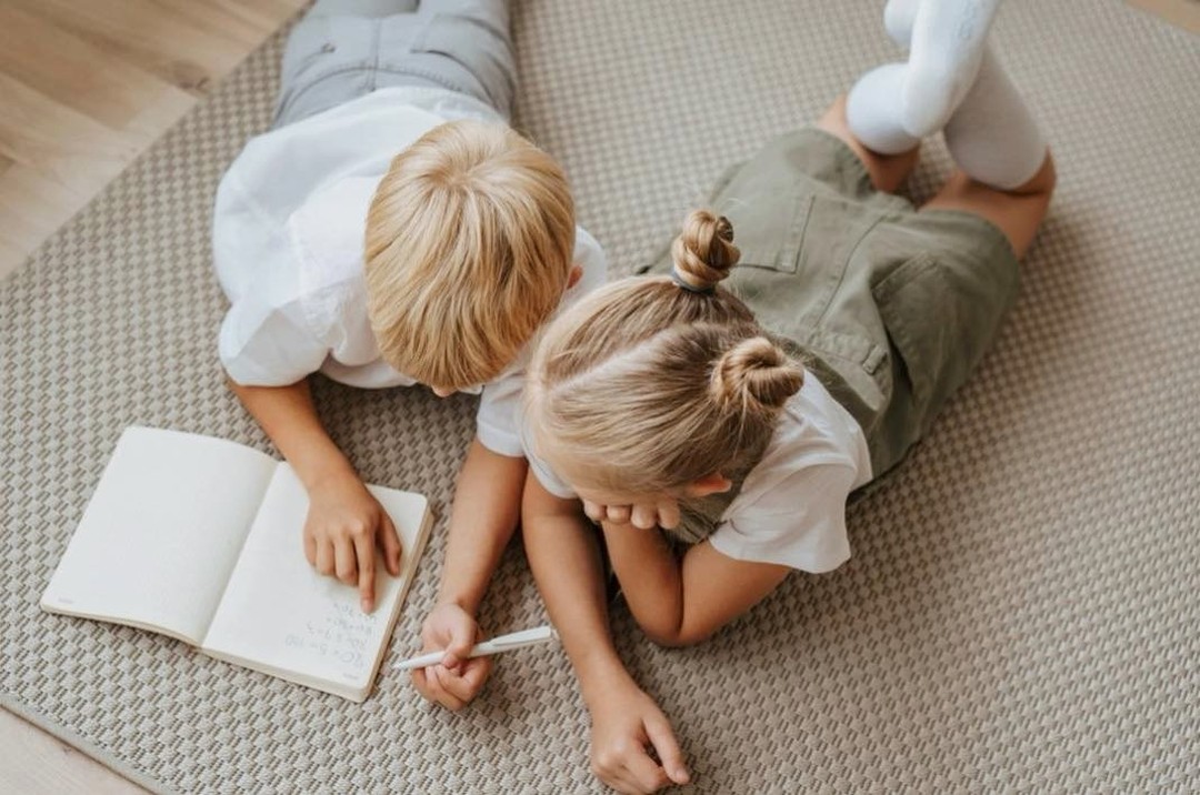 ילדים בעלי קושי במוטוריקה גסה ועדינה לעיתים מתקשים בשמירה על מנח ישיבה נכון לאורך זמן, הם מתחילים פשוט ״לזלוג" מהכיסא🪑
בנסיון להשקיע מאמץ בישיבה נכונה לעיתים הריכוז בלימודים או בשיעורי הבית נפגע.
במצבים כאלו ניתן להיעזק בפיזותרפיה או במרפאות בעיסוק על מנת להתאים נכון את צורת הישיבה👍🏼
אבל- הכנו לכם כמה פעילויות הביתה שתוכלו לעבוד על היציבה !
🤍 עשו הפסקה וקפצו במקום כמה קפיצות ברגליים צמודות.
🤍 ניתן לאתגר - ולקפוץ על רגל אחת בכל פעם ולהחליף ביניהן.
🤍עשו הליכת ״סרטן״🦀 מקיר אל קיר.
🤍ישיבה עם כיסא ברגליים ישרות וביצוע תנועות ידיים של שחיה.
🤍התמסרו בכדור.
כל הפעילויות האלו יעלו חיוך🐼 ואת מצב הרוח והן מצויינות כהכנה לגוף לפני ישיבה🌸
הפוסט נכתב בהשראת הדרכת ״לשבת לקום״
.
.
.
#mangenonim
____________________________________
צוות מרכז מַיָּא• מרכז התפתחותי💜 •055-9549972