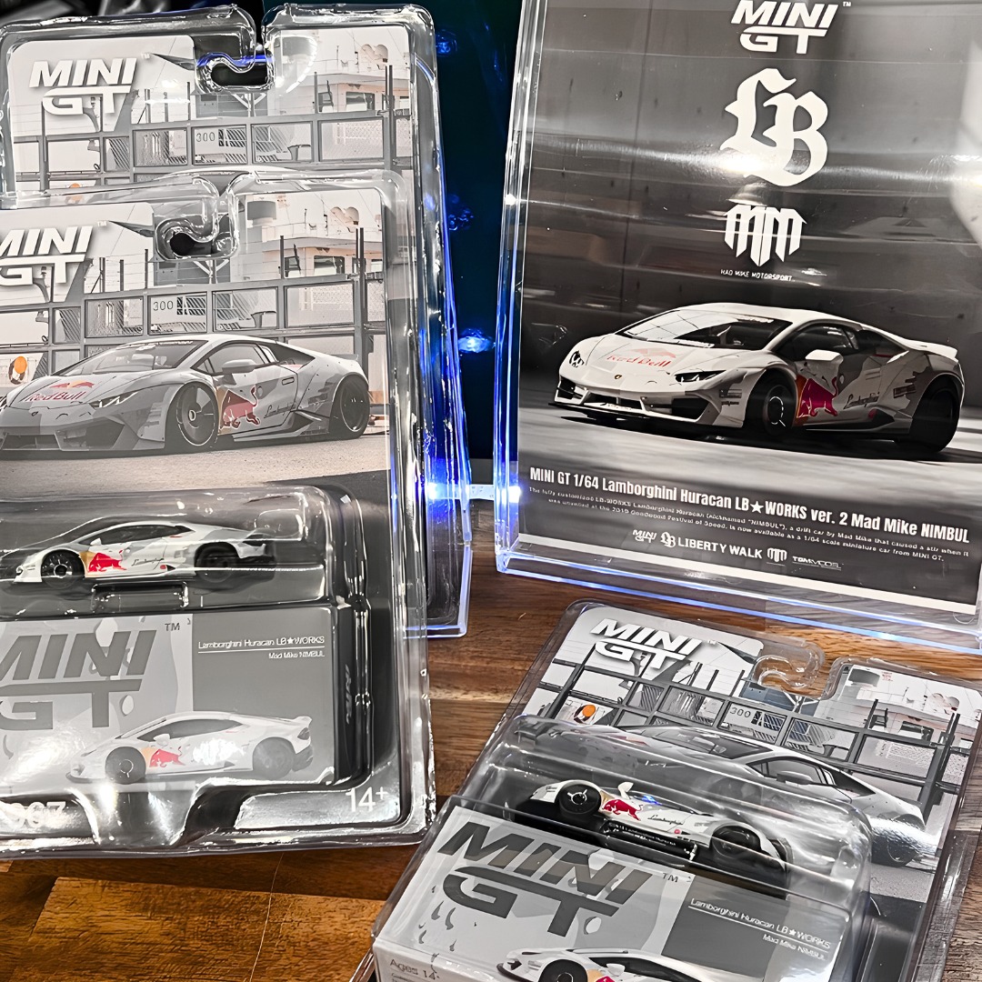 昨年に先行入荷して売り切れとなっていたMINI GTの「1/64 ランボルギーニ・ウラカン LB★WORKS ver.2 NIMBUL Mad Mike」が少量ですが再入荷しました!!
迷彩柄にレッドブルのロゴが入った有名なモデルを再現したミニカーとなっており、同一モデルでは過去にレッドブルロゴの入っていないデザインのものがHOT WHEELSからも発売されていましたが、こちらのモデルはレッドブルのライセンスにより実際の車両を再現した仕様なのが特徴です。
ちなみに、前回入荷したものはリバティーウォークとMad Mikeの連名ロゴの限定パッケージでしたが、今回入荷したのはMINI GTがリリースした車両デザインのイラストがプリントされたバージョンとなっております。
また、同時に店頭販売は一台のみですが、同じくMINI GTの1/64スケール「ロータス 78 1977 #3 日本グランプリ グンナー・ニルソン」のミニカーも入荷しております!
ドライバーのグンナー・ニルソンにとって最後のレースとなった1977年日本GPで走行した、通常のJPSブラックカラーとは異なる、一戦のみのレッドカラー仕様を再現したモデルとなっており、こちらもマシンのイラストが背景に入ったブリスターパッケージ仕様です。
・MINI GT 1/64スケール「ランボルギーニ ウラカン LB★WORKS ver.2 NIMBUL Mad Mike」
ブリスターパッケージ版(MGT00967-BL)
販売価格:¥3,300 (税込)
・MINI GT 1/64スケール「ロータス 78 1977 #3 日本グランプリ グンナー・ニルソン」
ブリスターパッケージ版(MGT00808-BL)
販売価格:¥3,300 (税込)
スターホビー(店舗)
https://www.starhobby.jp/
〒680-0942 鳥取県鳥取市湖山町東4丁目87
営業時間
平日:PM12:00-19:00
土日祝日:AM10:00-PM19:00
定休日:毎週木曜日
#minigt #lbwk #lbworks #lamborghinihuracan #madmike #nimbul #redbull #ミニカー #164diecast #リバティーウォーク #lbperformance #ランボルギーニ #lotus #lotus78 #ロータス #ミニカーショップ #ホビーショップ #鳥取 #スターホビー