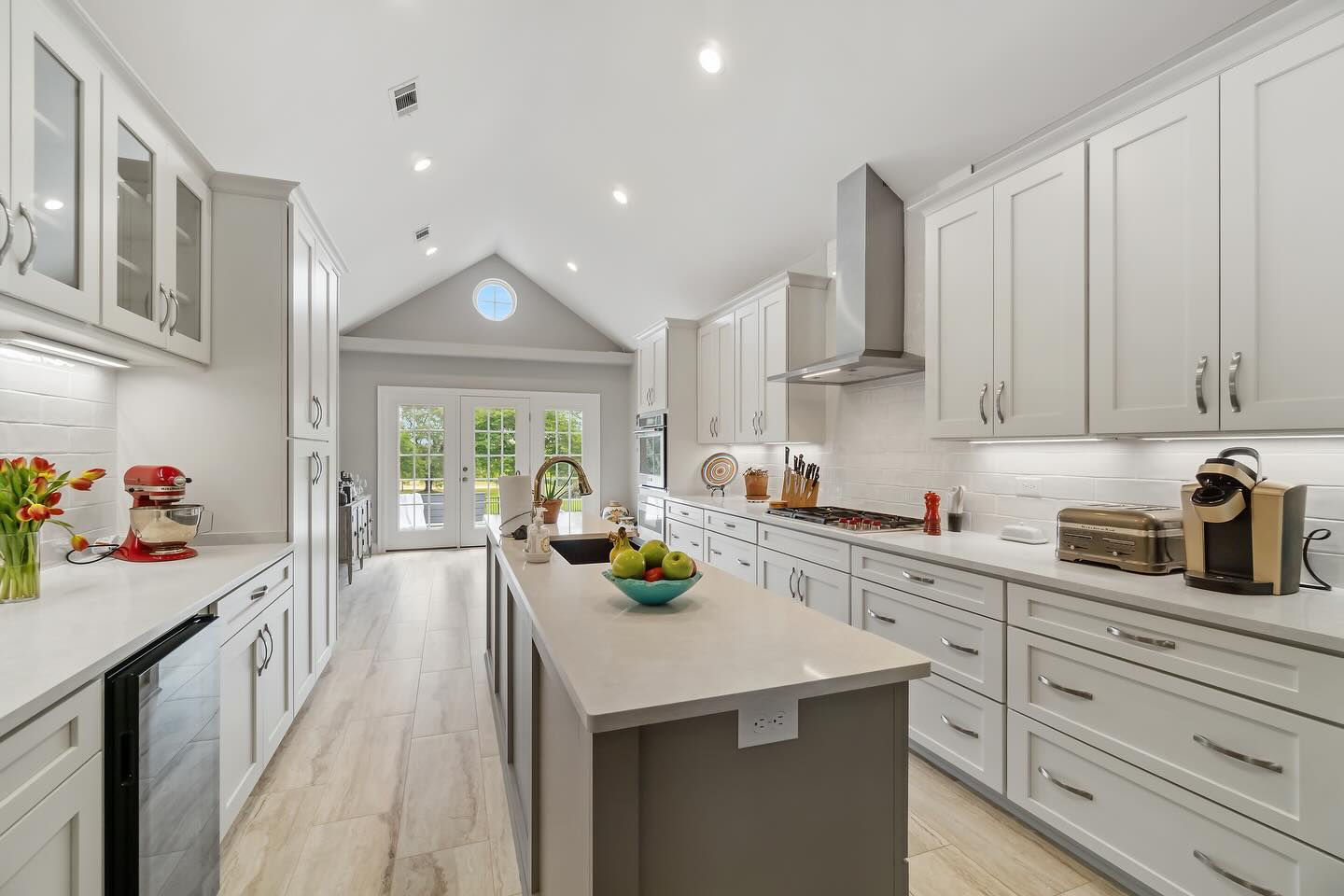 From outdated to outstanding - this kitchen got the upgrade it deserved!
Swipe ➞ to see the before.
⌨️ Janseninc.com
🏢 4410 N Palafox St
☎️ 850-438-9904
.
.
.
.
#kitchenremodel #pensacolavibes #kitchentransformation #kitchendesıgn #interiordesign