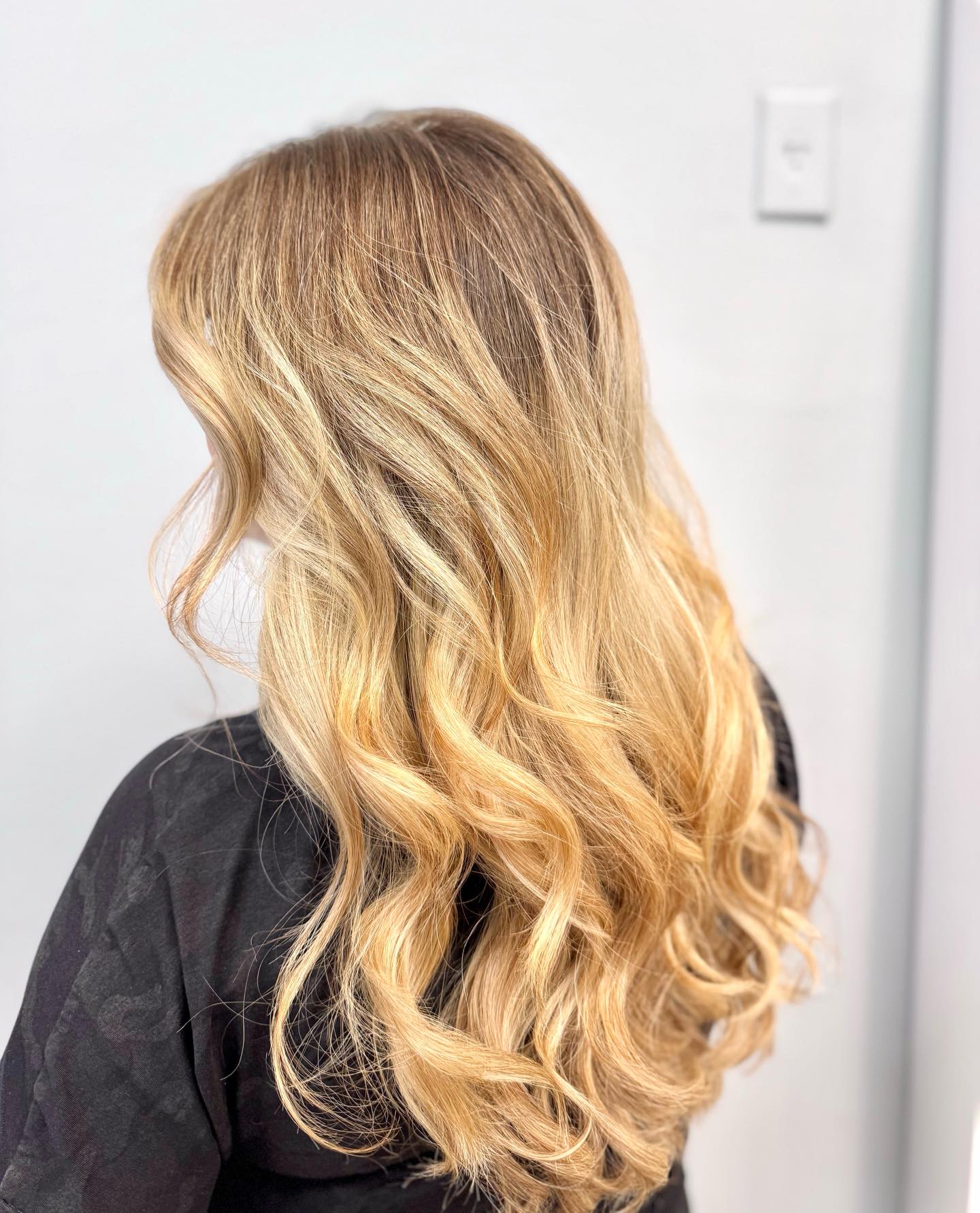 The gloss! The curls! The COLOR!
#fabioshairstudiobxv #blonderandblonder #rapunzel #doneby_dita