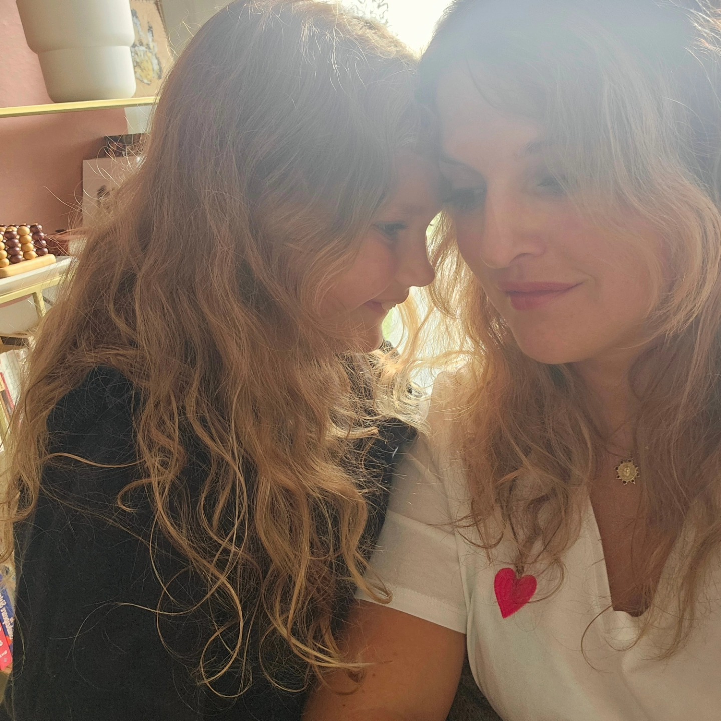 💓"C'est quoi ce cœur rose sur ton tee-shirt maman ?" "C'est pour Octobre Rose ma fille. C'est ma manière de soutenir toutes les femmes qui se battent contre le cancer du sein, et particulièrement mon amie Isabelle qui va commencer son traitement". A la moindre gêne, grosseur, rougeur au niveau de votre poitrine, ou de vos aisselles, consultez votre médecin les filles. Suivez votre intuition et ne lâchez rien si certains prennent vos symptômes à la légère. Vous connaissez votre corps mieux que n'importe qui 😘😘
#octobrerose #cancerdusein