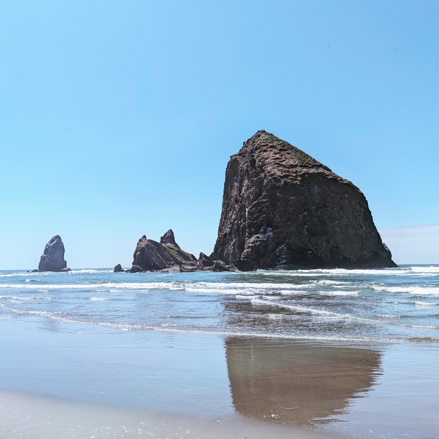 #fyp #ocean #pacificocean #canonbeach #oregon #haystackrock #goonies #outdoors #mountains #summer #seasons #hiking #roadtrips #awesomeearth #trees #nature #minimalistpacking #outdoorgear #adventuretravel #travels #siteseeing #exploring #landscape #serene