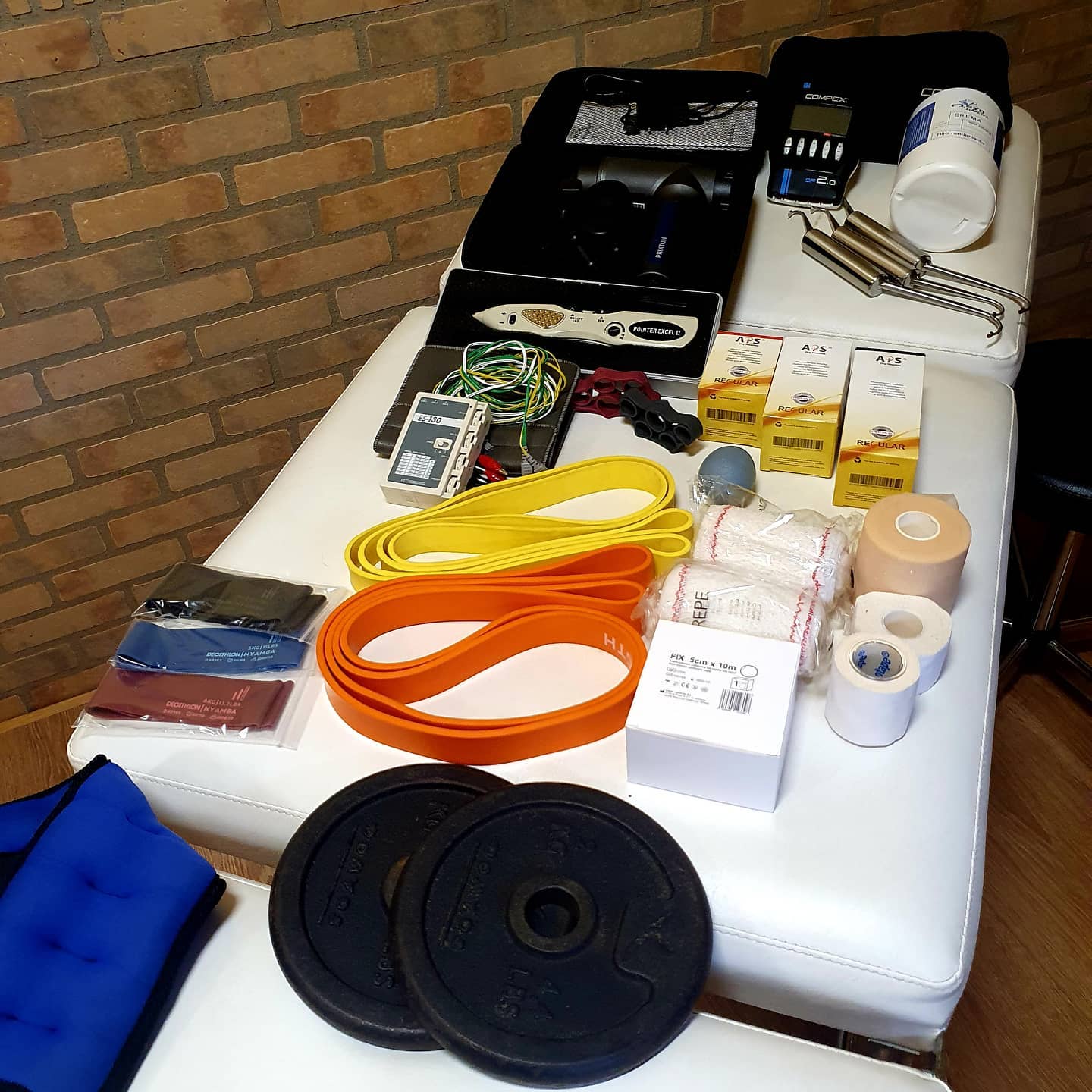 ¿Qué técnicas/herramientas podemos utilizar para ayudarte?
Nuestro servicio de fisioterapia utilizará todas las herramientas posibles para ayudarte a superar tu lesión, entre ellas podemos destacar:
1️⃣ Terapia manual
2️⃣ Ejercicio terapéutico
3️⃣ Electroestimulación
4️⃣ Terapia de percusión
5️⃣ Fibrolisis instrumental
6️⃣ Punción seca
7️⃣ Electropunción
8️⃣ Neuromodulación invasiva
9️⃣ Vendaje funcional
Lo que más nos importa es ayudarte a volver a tomar el control de tu vida, por eso mismo priorizaremos tu bienestar y autonomía en todo momento.
‼️Terapia Pasiva + Movimiento + Empoderamiento = Éxito‼️
#fisioterapia #rehabilitación #dolor #electroestimulacion #neuromodulacion #ejercicio #fibrolisis #theraband #vendaje #masaje #percusion #puncionseca #terapiamanual #readaptacion