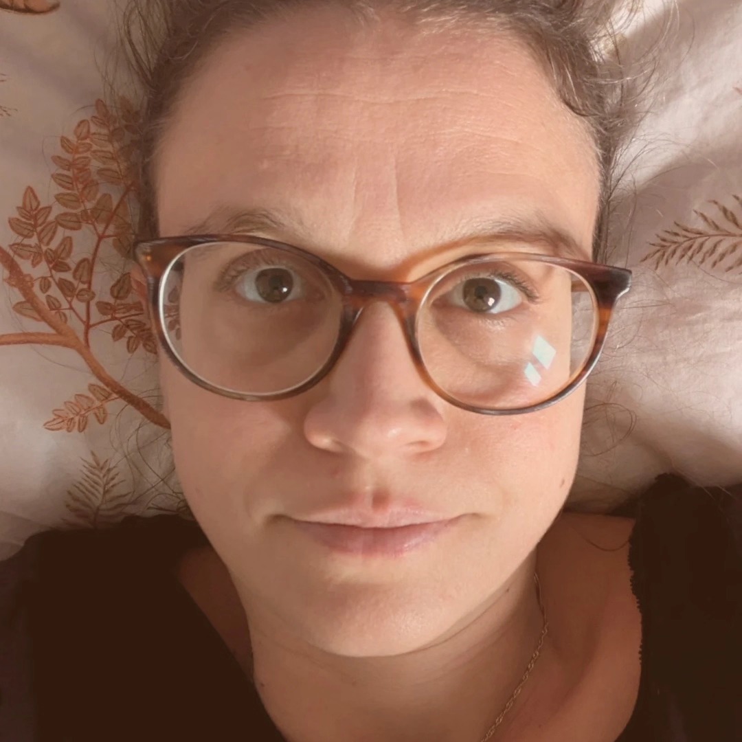 MEMORIES
Ich liege auf der Yogamatte und schaue hoch an die Decke.
Plötzlich laufen mir Tränen über das Gesicht.
Nein, es ist nicht, weil die Stretchingübung so schmerzt.
Es sind Tränen der Dankbarkeit, des Stolzes und der Freude. Und auch ein paar Tränen der Nostalgie.
Vor 6 3/4 Jahren lag ich das letzte Mal in diesem Raum auf einer Yogamatte. Bei der genau gleichen Lehrerin, im gleichen Kurs.
Vor 6 3/4 Jahren ging ich 1x/Woche ins Stretching und 1x/Woche ins Poledancing.
Vor 6 3/4 Jahren war ich mitten im Abschluss zur Lehrerin.
Vor 6 3/4 Jahren war ich in der Planung für die Weltreise.
Vor 6 3/4 Jahren war ich un einer Beziehung, die mich nicht mehr erfüllte.
Vor 6 3/4 Jahren war ich ein komplett anderer Mensch (liebe Grüsse von der 6er Linie).
Als ich nun so daliege auf der Matte, und alles so scheint, als hätte sich nichts verändert (auch die Playlist ist noch die Gleiche und mein Körper erinnert sich an jede einzelne Übung), weiss ich, dass dem nicht so ist.
Ich lasse die vergangenen 6 3/4 Jahre vor meinem geistigen Auge vorbeiziehen und staune.
Staune über all das, was ich erreicht und gemacht habe.
Und ich bin stolz auf mich! So verdammt stolz auf mich!
Ja, ich mag 6 3/4 Jahre nicht physisch gestretcht haben, dafür aber geistig! Und wie!
#stretching #persönlichkeitsentwicklung #poledance #memories #erinnerungen #humandesign #6erlinie #entwicklung #veränderung #innerearbeit #rememberwhoyouare #erinneredich #gesundheit #muttutgut #mutigsein #schamanismus #energiearbeit