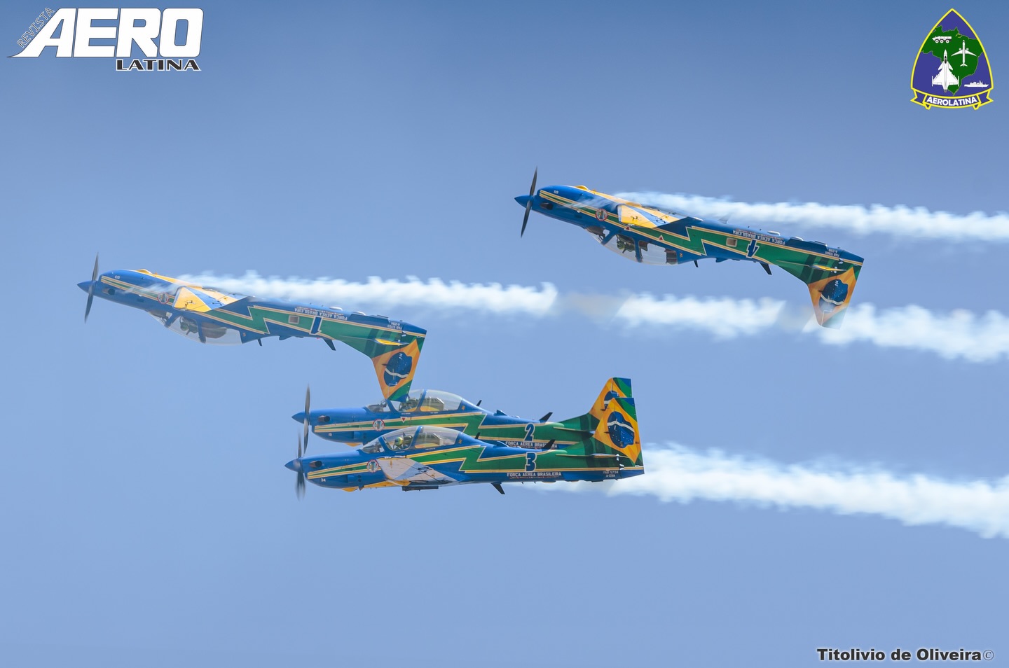 Quando a Esquadrilha da Fumaça vira o céu de dorso.
Tunô com alas invertidos — Uma das manobras mais complexas a ser executada na aviação acrobática mundial, se tornando marca registrada da nossa Esquadrilha da Fumaça.
Quatro aeronaves, duas em voo normal (1 e 4) e os alas (2 e 3) voam invertidos, ou seja, de ponta cabeça, iniciam um giro de 360 graus, ao termino os alas voltam ao voo normal, manobra esta que é executada com muita precisão, coragem e perfeição.
🔁 Compartilhe com quem ama aviação
❤️ Curta se você sentiu a adrenalina
💬 Comente: você já viu essa manobra ao vivo?
#EsquadrilhaDaFumaça #FAB #AviaçãoBrasileira #OrgulhoNacional #Aviationphotography