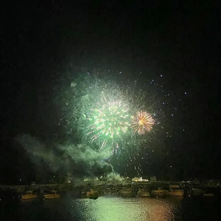 Fin de la première journée de la 40ème fête des #vieuxgreements à #ploumanach qui se termine par un beau #feudartifice #portdepeche #perrosguirec #cotedegranitrose #tourismebretagne
#vacances #bateaux