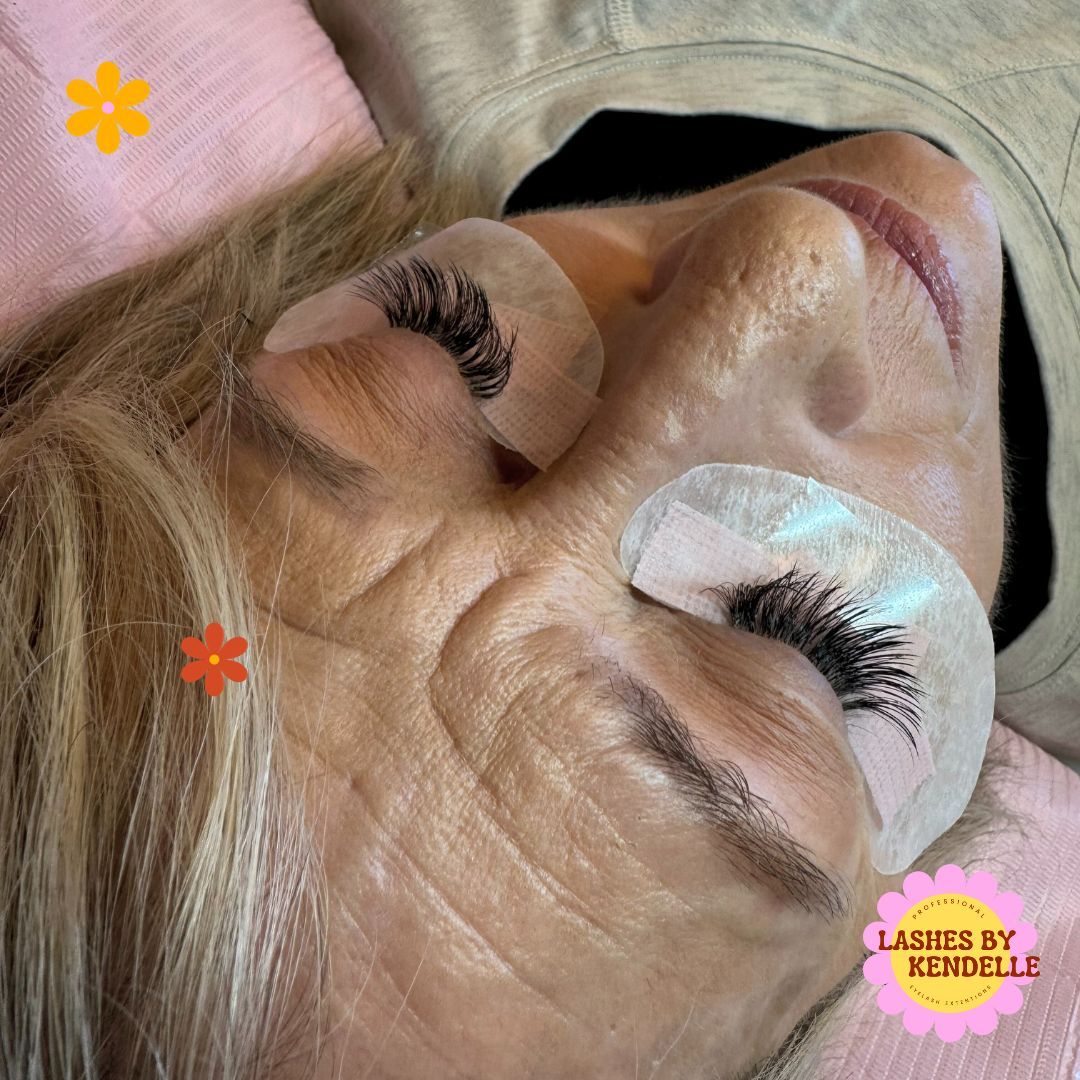 Guess what is special about these lashes…
They are FOUR WEEKS old! The retention on this set is insane. There’s a lot of factors that determine how long extensions will hold.
- Aftercare of lashes
- Kind of glue used
- Weather / humidity
- Skill of the stylist
- Thickness of the natural lash underneath
So I can’t take all the credit for how long these have lasted, but I am still super impressed!