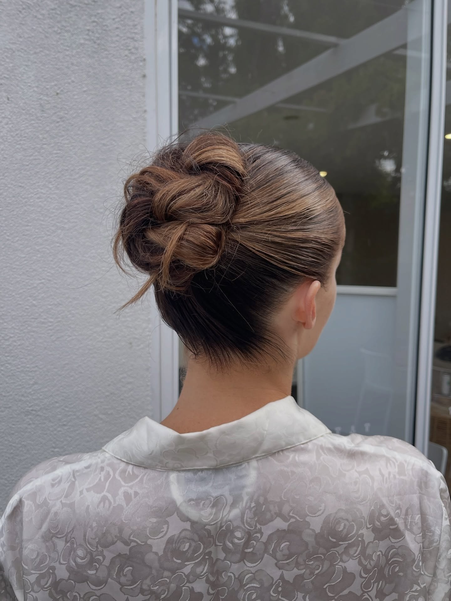 The ultimate summer wedding style for an effortlessly beautiful bride ✨
Save this for your wedding inspiration pics - brides! I have a feeling this sleek but soft bun is going to go offfffff next wedding season! 💍
