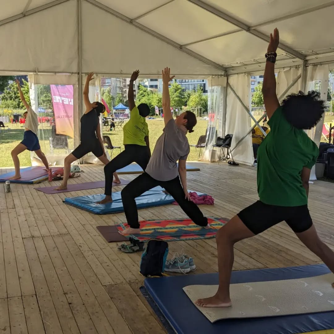 “Même dans des asanas très simples, on expérimente les trois niveaux de la quête : la quête externe qui apporte la fermeté du corps, la quête interne qui apporte la stabilité de l'intelligence, et la recherche la plus intime qui apporte la bienveillance de l'esprit." - B.K.S. Iyengar
.
.
.
P.S. Rien de simple dans le guerrier renversé 😅
Photo prise lors de l'Été ☀️ Audonien 2024
#yogapourtous #saintouensurseine #sosaintouen #vinyasayoga #hathayoga #warriorpose #étéaudonien #bienetre #yogafrance