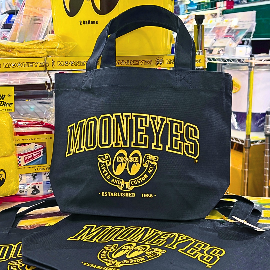 MOONEYESのミニトートバッグ(ネイビーカラー)など再入荷しました!!
以前入荷して売り切れとなっていたムーンアイズの「MOON Speed and Custom Acc.ミニトートバッグ」のネイビーカラーバージョンが再入荷しました。
こちらはネイビーのバッグにイエローのロゴが入ったデザインで、小物などを入れるのに最適なサイズ(W)30cm (H)20cm (D)10cm、1100円という手頃な価格でも人気のアイテムとなっています!
また、同じくムーンアイズのVWタイプ2をイメージした「トランスポーターフロアマット」とチョコレートブラウンカラーの「ムーンイクイップドフロアマット」も1点ずつですが再入荷しております。
さらに、NOSニトロボンベのデザインが特徴的なエアフレッシュナーも再入荷しました!
こちらはNEW CARの香りとなっています。
現在、リバティーウォーク関連アイテムやMOONEYESなど自動車をモチーフにした雑貨類は色々と店頭在庫が売り切れとなっているため、今年はこれらのアイテムの店頭販売も増やしていければと思っています!
今回入荷したアイテムは以下の通りです↓
・「MOON Speed and Custom Acc.ミニトートバッグ」(ネイビーカラー)
販売価格:1100円(税込)
・「ムーンアイズ トランスポーターフロアマット」(イエローカラー)
販売価格:2420円(税込)
・「ムーンイクイップド フロアマット」(ブラウンカラー)
販売価格:2750円(税込)
・「アメリカンエアフレッシュナー"ニトロボンベ"」(NEW CARの香り)
販売価格:385円(税込)
スターホビー(店舗)
https://www.starhobby.jp/
〒680-0942 鳥取県鳥取市湖山町東4丁目87
営業時間
平日:PM12:00-19:00
土日祝日:AM10:00-PM19:00
定休日:毎週木曜日
#mooneyes #自動車雑貨 #ムーンアイズ #nos #ホビーショップ #ミニカーショップ #鳥取 #スターホビー