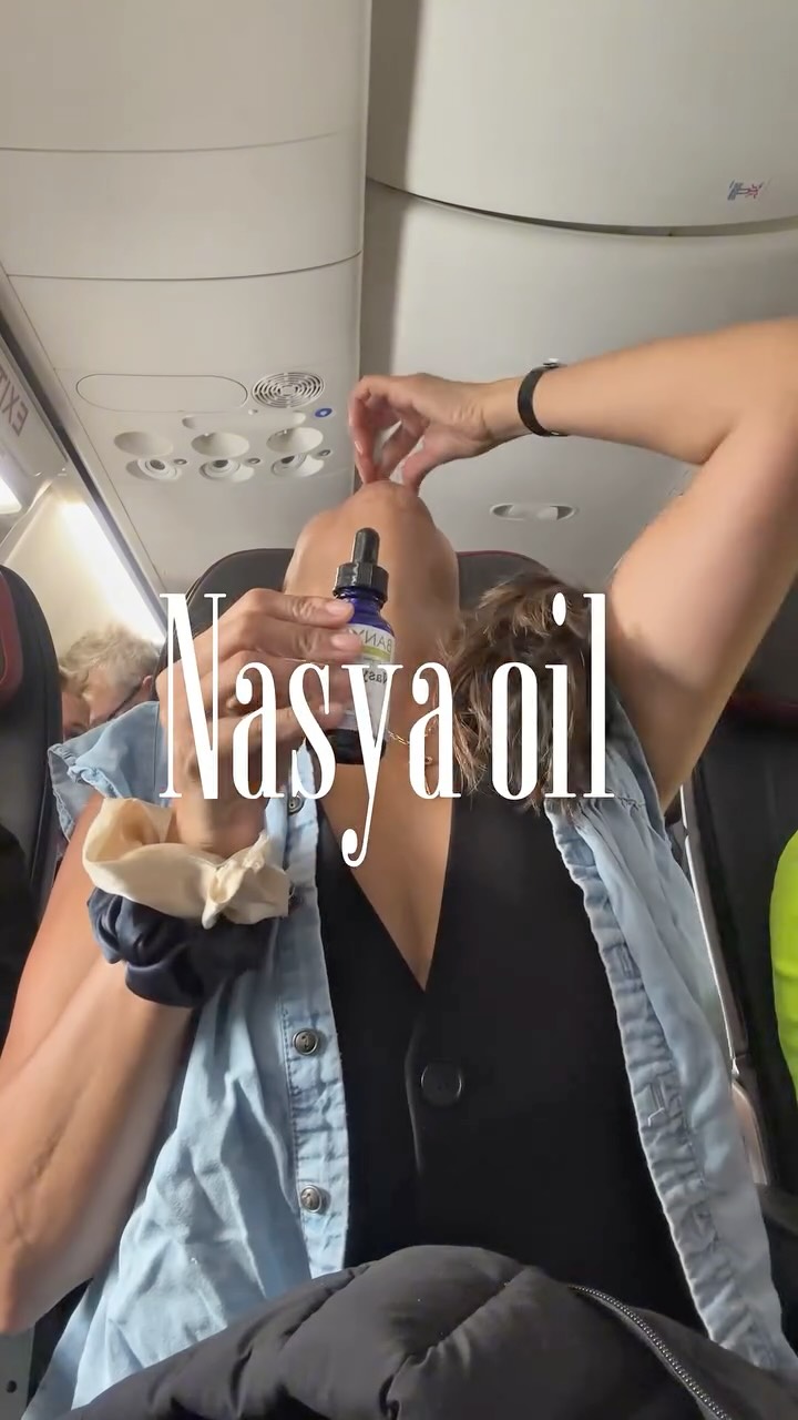 Sabías que dentro de un avión el aire se recircula más de 100 veces durante un vuelo!😳😮😟.Eso significa que si alguien estornuda o tiene una infección viral, no importa si estás en primera clase o en el último asiento….. las partículas viajan por toda la cabina.💨☁️.
Aquí es donde Ayurveda nos regala una herramienta poderosa:NASYA OIL✨.
El NASYA:
🌱Hidrata y protege las fosas nasales
🌱Fortalece la barrera natural contra gérmenes
🌱Calma Vata ( se dispara al viajar)
👏Como lo uso cuando vuelo
✅Aplico 5 gotas en cada fosa nasal
✅Inhaló suavemente
✅Haz un leve masaje externo para que el aceite cubra bien toda la zona
Yo lo aplico varias veces durante el vuelo y es uno de mis rituales ayurvedicos no negociables cuando viajo✈️.
👉🏼Compartr este reel con esa persona que siempre se enferma después de volar🤧🤒 @banyanbotanicals #ayurveda #latinasenusa #partnership #love #livingbanyancreator usa mi link https://glnk.io/kovw3/luz y mi DISCOUNT CODE: SOYTATATV15 , para promociones increíbles