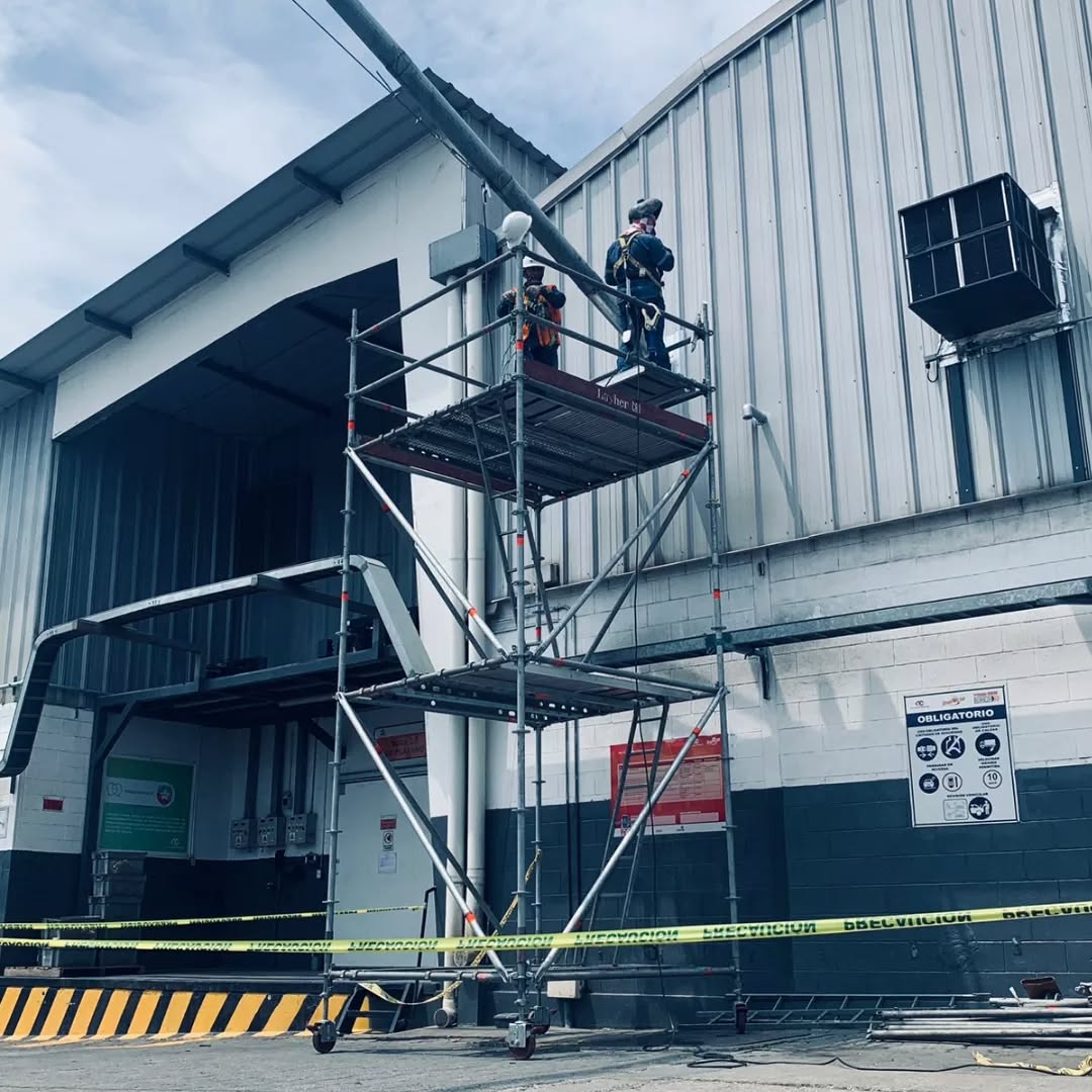 🚧Cero accidentes es nuestro objetivo, por eso mantenemos una capacitación constante a nuestros colaboradores e invertimos en herramientas calificadas para trabajar. Compromiso con la seguridad. 🧯🥽🎽
#seguridadindustrial #seguridad #ingenieria #industria #andamios #lahyer #skcingenieria