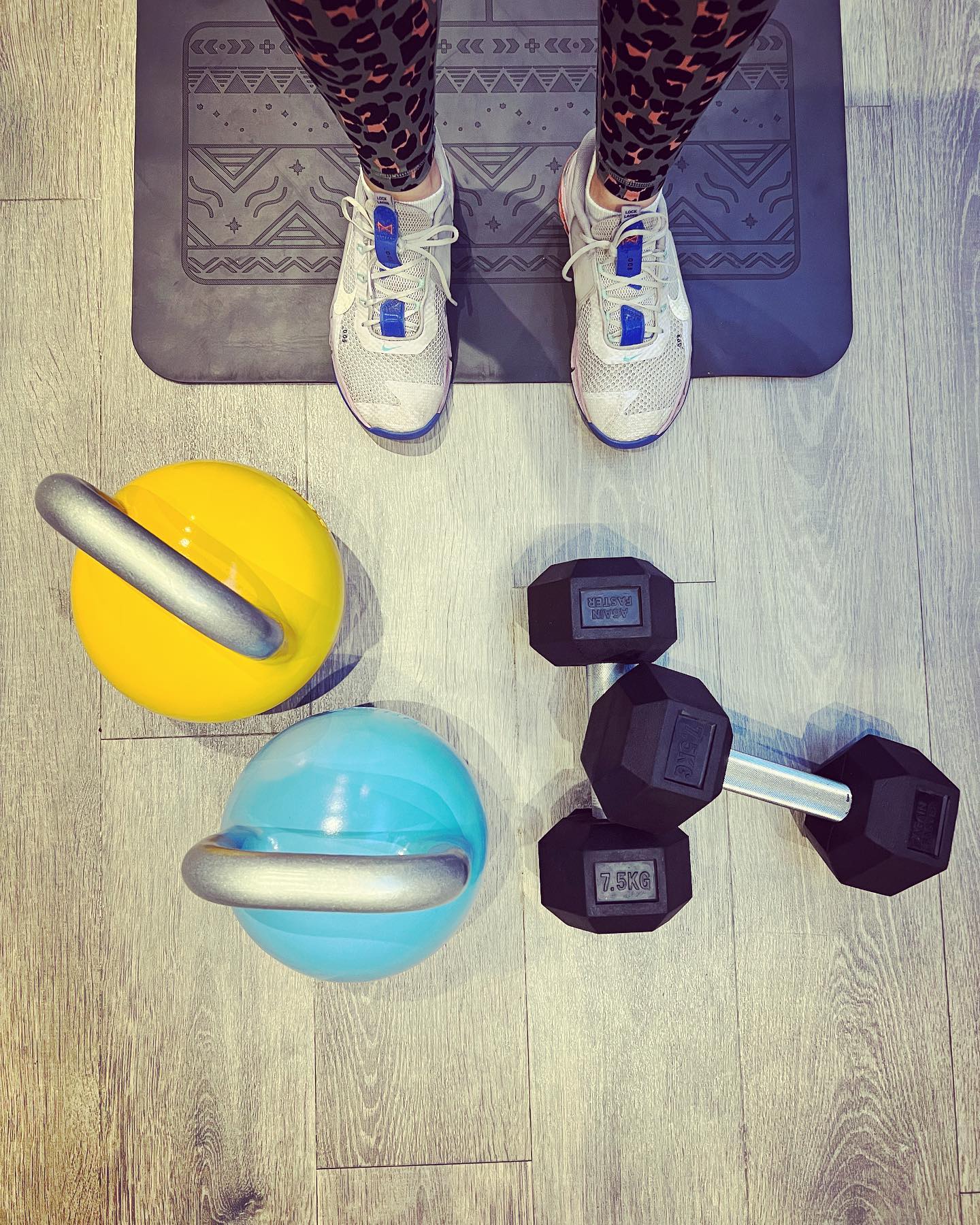 Loving my Saturday morning workout with my sidekick, Emily. Super tough kettlebell action mastering some new moves for next weeks classes. American swings are brutal after a million burpees #personaltrainerlife #kettlebells #sw14 #personaltrainersw14 #eastsheen #palewellcommon #thegreengym #americanswing #stronggirlsclub