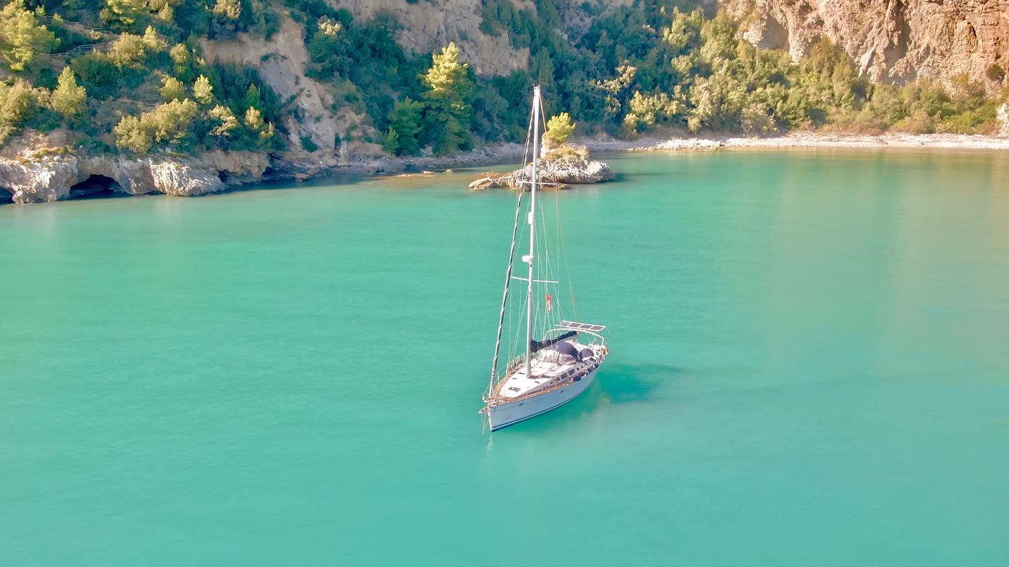 Pochi giorni fa eravamo ancorati nella Spiaggia del buon dormire, proprio dietro il paese di Palinuro. Siamo arrivati al tramonto e dunque l’ancoraggio l’abbiamo fatto al buio, senza renderci bene conto del luogo.. la mattina dopo, la sorpresa.
Da soli alla fonda, immersi in un paradiso naturalistico, con acqua smeraldo, mai vista prima.
Di fronte a noi una falesia immensa proprio sul mare dove poter scalare con vie di ogni grado.
Questo per noi è il PARADISO 🌴🤍🌊
Pronti per scoprirlo nel prossimo episodio?
#palinuro#barcavela#navigare#sailing#palinurobeach#sailinglife#sailinglifestyle#youngcruisers#sailinglovers#sailinginstagram#italia#italiancoast#igitaly#igitalia#igerspalinuro#sailingcouple#sailingyacht#sailingboat#sailingboats