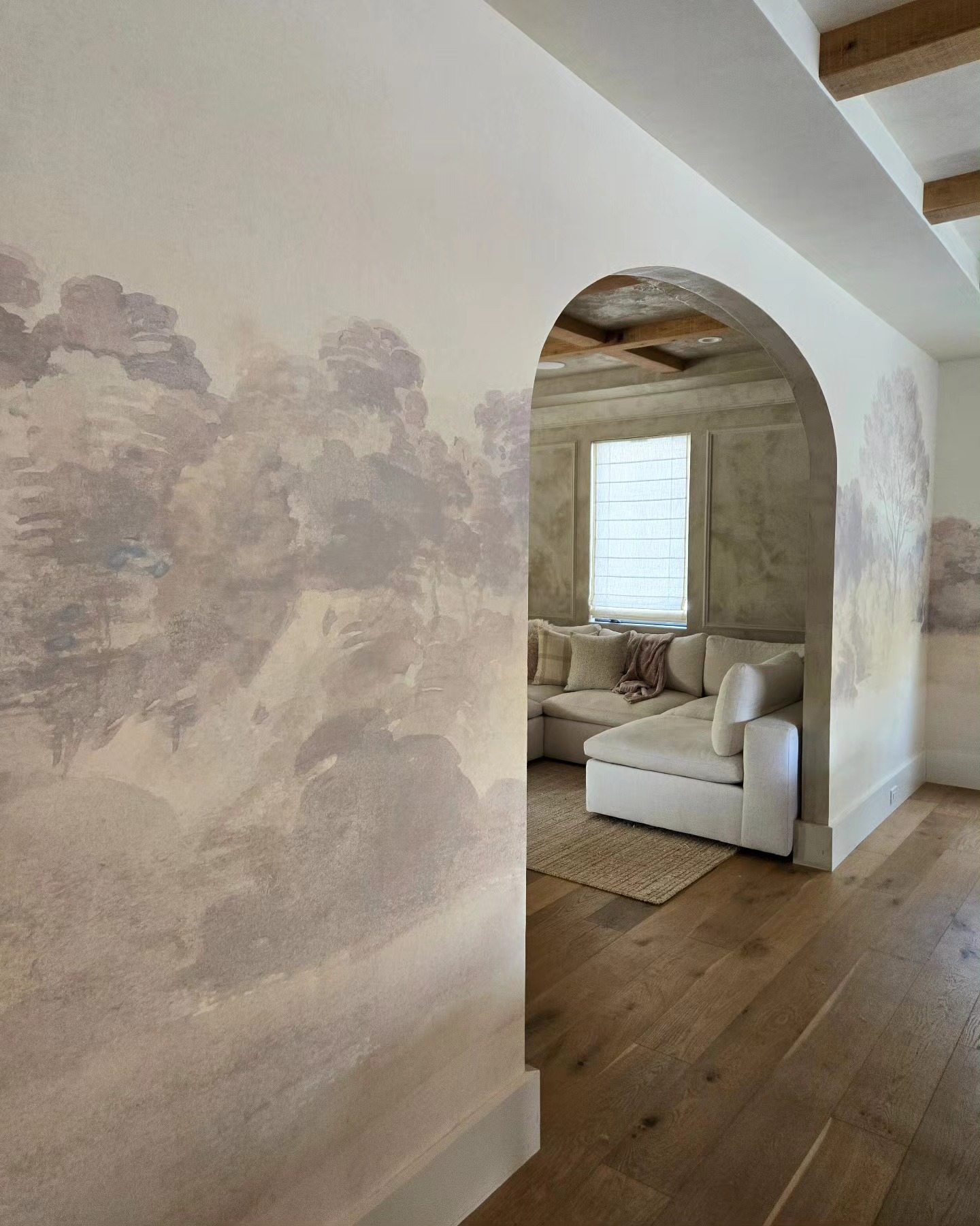 Love the way the wallpaper looks like a hand painted mural. We matched the ceiling plaster to the wallpaper so the whole space looked seamless.
#wallpaper #diningroom #luxuryinteriordesign #LuxuryInteriors #CustomFinishes #customhomes #DesignBuild #interiors #interiordesigninspiration #homeinspo ##homeinterior #WestchesterHomes #plaster #millwork #houseandhome #dreamhouse #luxuryliving