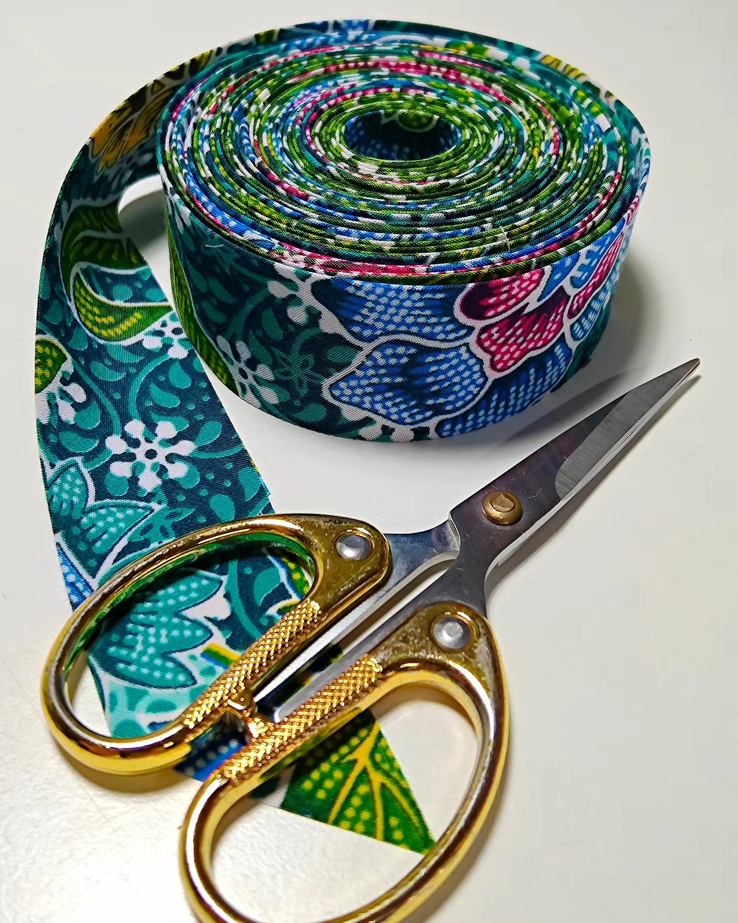 One customary binding roll shot before I start the binding process. A sign that a new quilt reveal is coming soon!
#malaysianbatik