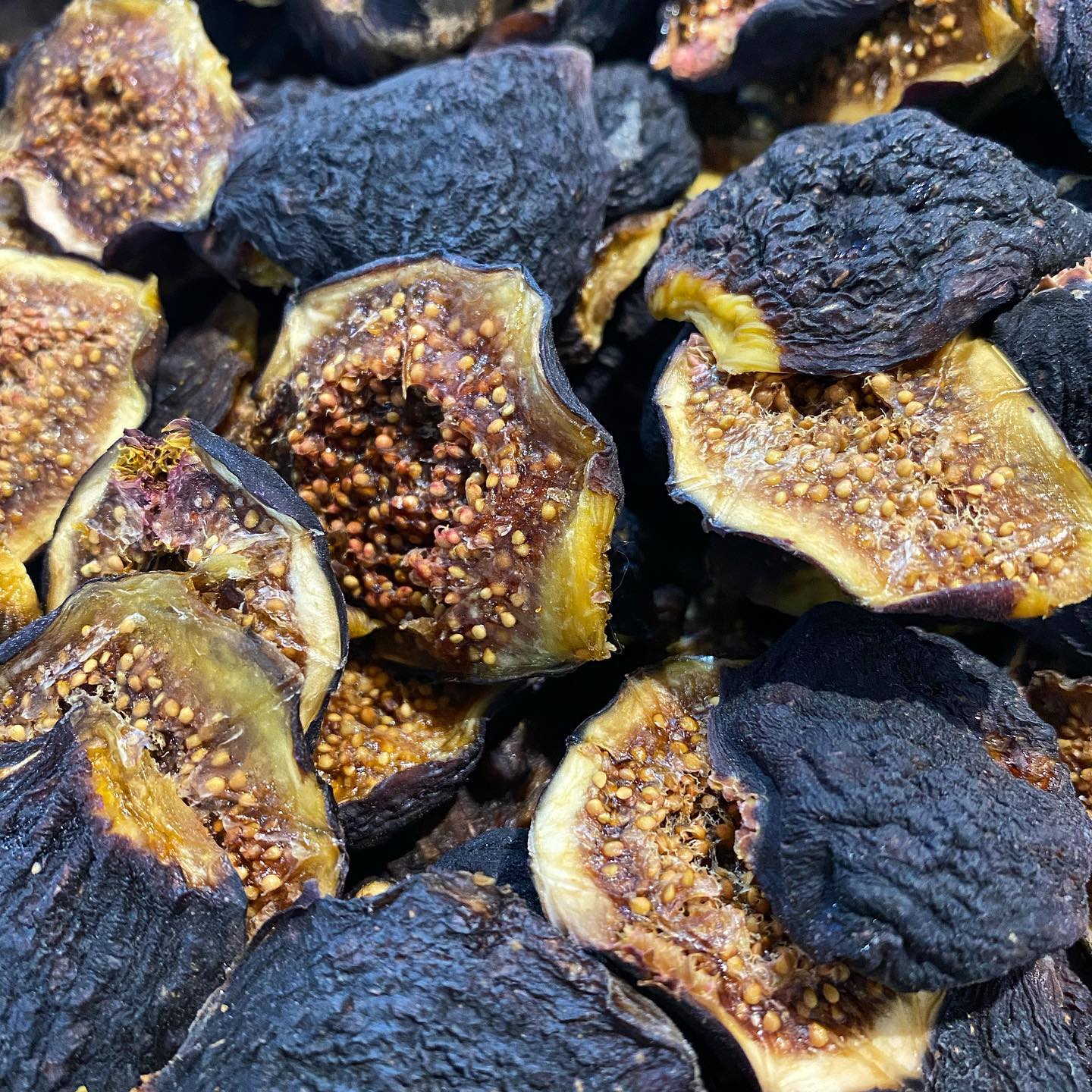 The vibrant colours of #southaustralia #riverland #gurragurra figs - only the best will do 💜🖤💜🖤