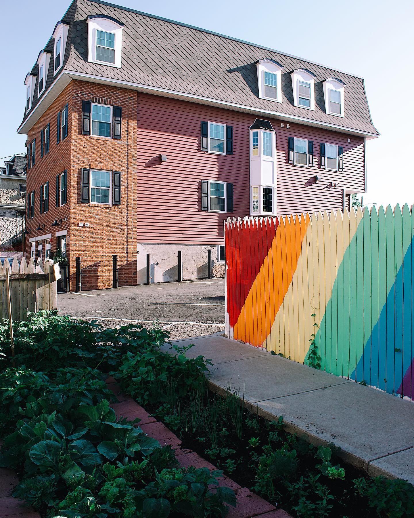 👋 Have you met Redeye 2!! Finished last December, this brand new “Crashmansion” is state of the art. Equipped with a full kitchen🥬, onsite laundry, gym💪, countless house events, MULTIPLE floor plan layouts and more! Take a tour and apply today online at redeye.life
..And one last time to our LGBTQ community, Happy Pride Month 2020!🌈❤️
#redeyelife