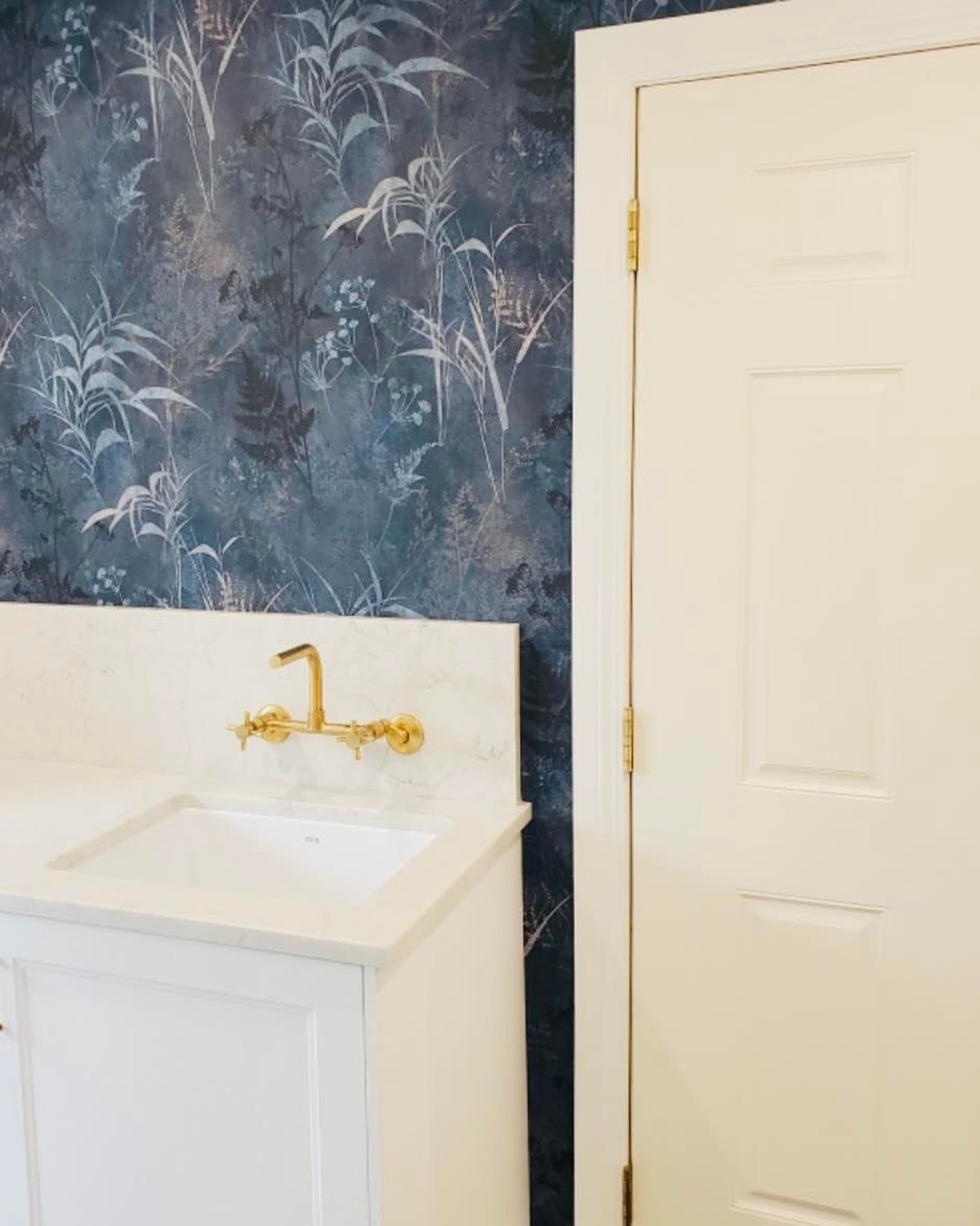 We cannot get enough of this amazing print design. Unique and calming, and perfectly paired with the lightness of the space. And those gold details!? Cherry on top!
Another fantastic job done and happy client by the team here @mettespaintinganddecorating
#wallpaper #homedecor #homedesign #painter #housepainting #yyj #yyjtrades #victoriabc #construction #interiordesign #vancouverisland #homeinspo #homeinterior