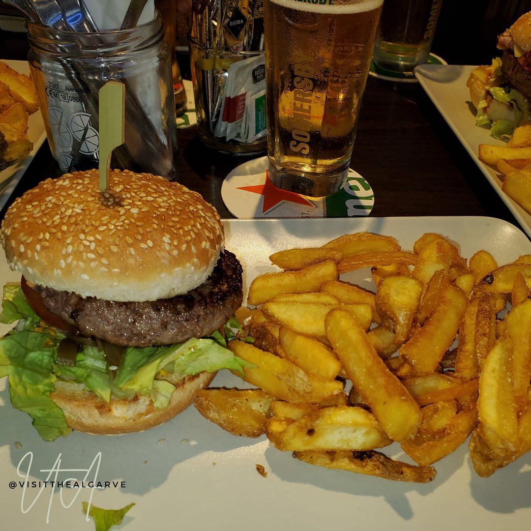 Looking for a bite to eat? Nothing beats a juicy burger with some crispy fries and this meal was worth every bite! You can take a 5-min stroll down to Savanah bar & bistro to get your own!🍔😋 ⎮ #coastalcuisine #burgerbythebeach #quarteiraeats #quarteirafood
