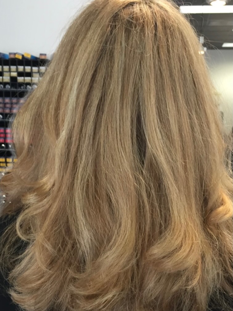 Warm blonde đ highlights donât need to be dramatic, especially when lightening all over, hair health will always be considered! Book your free consultation to see whatâs possible!