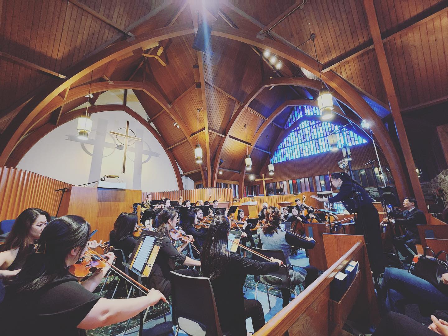 Thank you @minyoung0105 for sharing this photo!
Here is my beloved @kcso_kccc at the beautiful sanctuary at St Giles Kingsway Presbyterian. We also had our sibling ensemble @yemel_philharmonic_society choir join us at this season finale concert!
#womaninthearts #womaninarts #womanconductor #womenleaders #womeninclassicalmusic #womeninthearts #torontoclassicalmusic #koreancanadian #kcso #torontomusic #torontomusician #torontokorean #conductor #musicdirector #thatsawrap