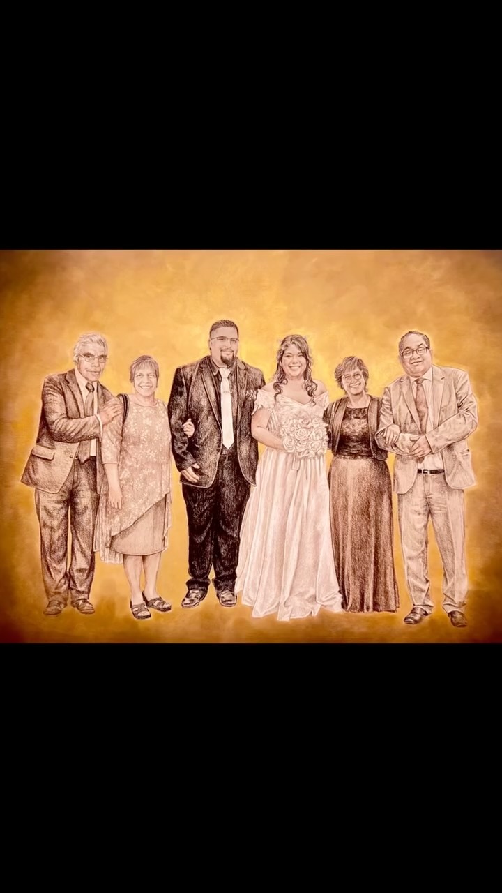 Silencio, que empezó mi novela 🤫
Gracias Natalie por confiar en mí para este tremendo regalote 🥰 creo que lo amo tanto como ustedes. Este retrato hermoso y grande, nació hace muchos meses, antes de la boda incluso. Esperamos pacientes a que la foto oficial existiera, cuando existió, la reinventamos 😌 con mucho amor y un invitado especial.
Ajustar gestos, cuidar detalles, invitar a los que no pudieron venir. El amor en tiempos difíciles y siempre.
Nos vemos pronto, les dejo un abrazo y esta emoción
enorme 🫀
#retrato #artistachilena #dibujo #abrazo #matrimonio