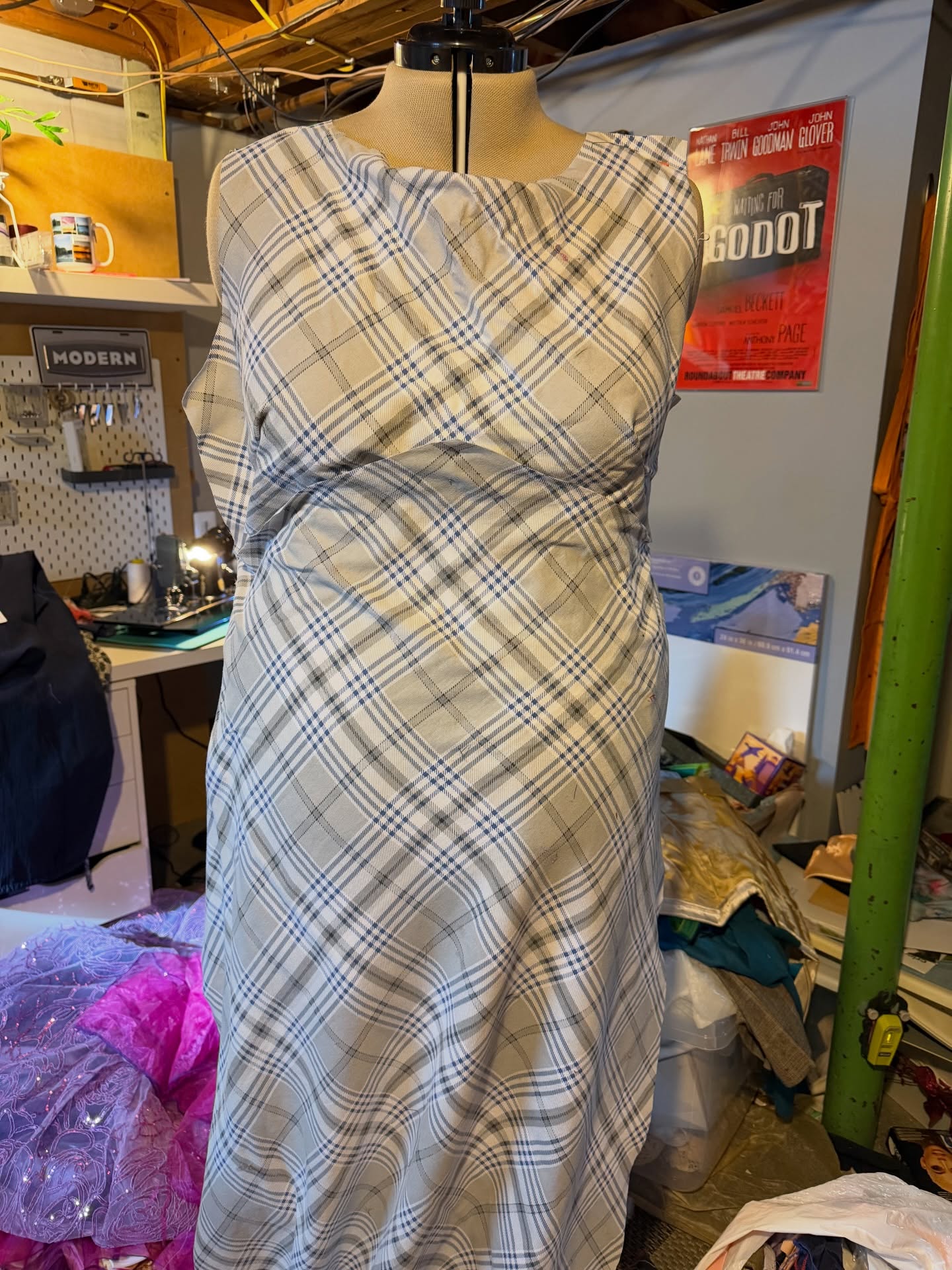 There’s a million other things I should be doing besides draping a bias cut gown (that will not be this fabric although I don’t hate it)
#draping #fabric #costume #costumedesign