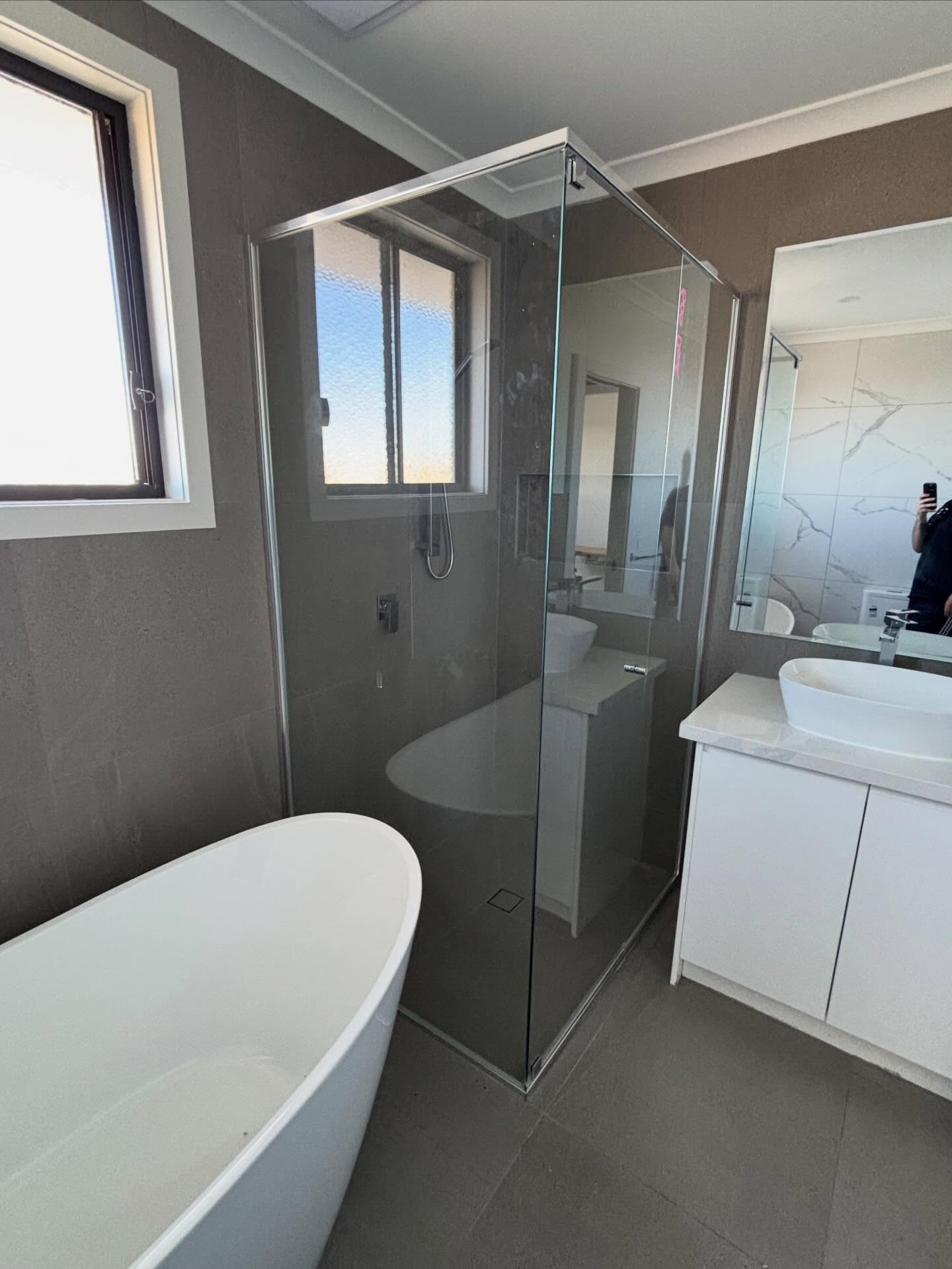 Our biggest week yet done and dusted!
9 shower screens with a mixture of semi-frameless & semi-framed, with half being removals, and a set of robe doors. Be sure to get in quickly to be booked in for next week!