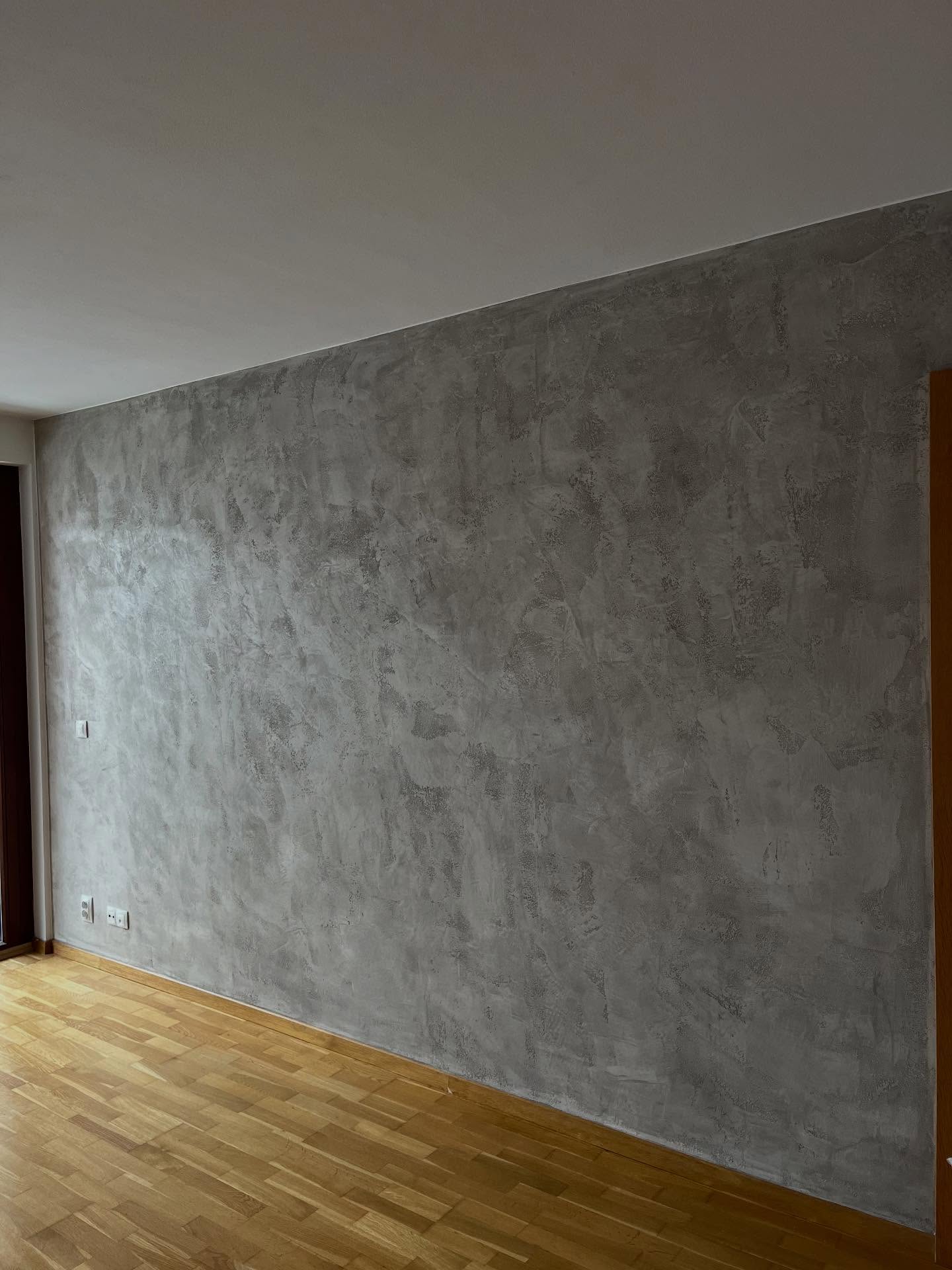 Betonová stěrka v moderním hnědošedém odstínu taupe, trend pro rok 2026! #monolitdesign #betonovástěrka #design #decorwall