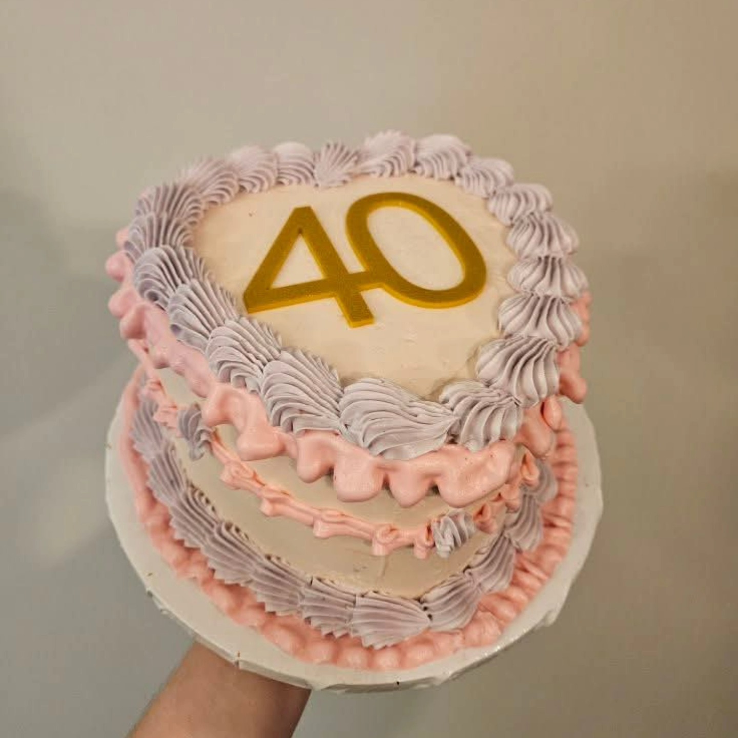 💖💜LONG DISTANCE BIRTHDAY CAKE💜💖
This precious mama called me with a last minute request for a birthday cake, she lives in New York and her daughter lives here. Unfortunately they weren't able to come down this way and asked if I could make a simple pretty heart cake, so Deco-Create Mini Shoppes created the gold 40 and i made my 4 layer matilda fudge cake, baby pink and purple details. Even though I was in Raleigh, I still got it delivered to her baby girl 🤍
Always Gluten free 🤍
Bigredbakes.com