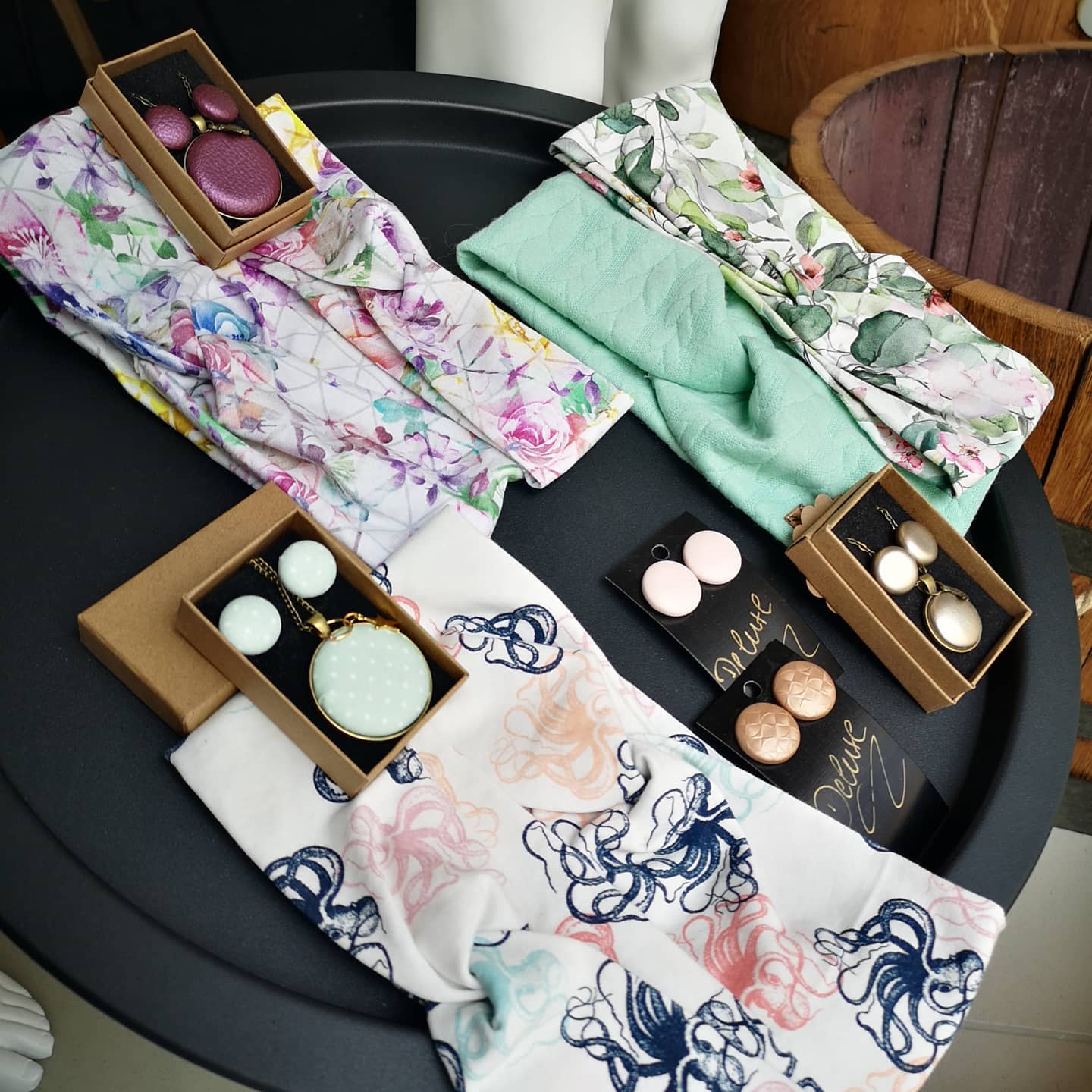Ein paar Blümchen fürs Gemüt..
Bei dem Regenwetter absolut notwendig.
Na wer hat schon den Frühling im Schaufenster entdeckt??? Die Ohren müssen auch bei diesem komischen Wetter nicht frieren 😬
#allerleileben #conceptstore #zwickau #wirsindzwickauer #gemeinsamregionalnachhaltig #Stilplan_raumdesign #shopinshop