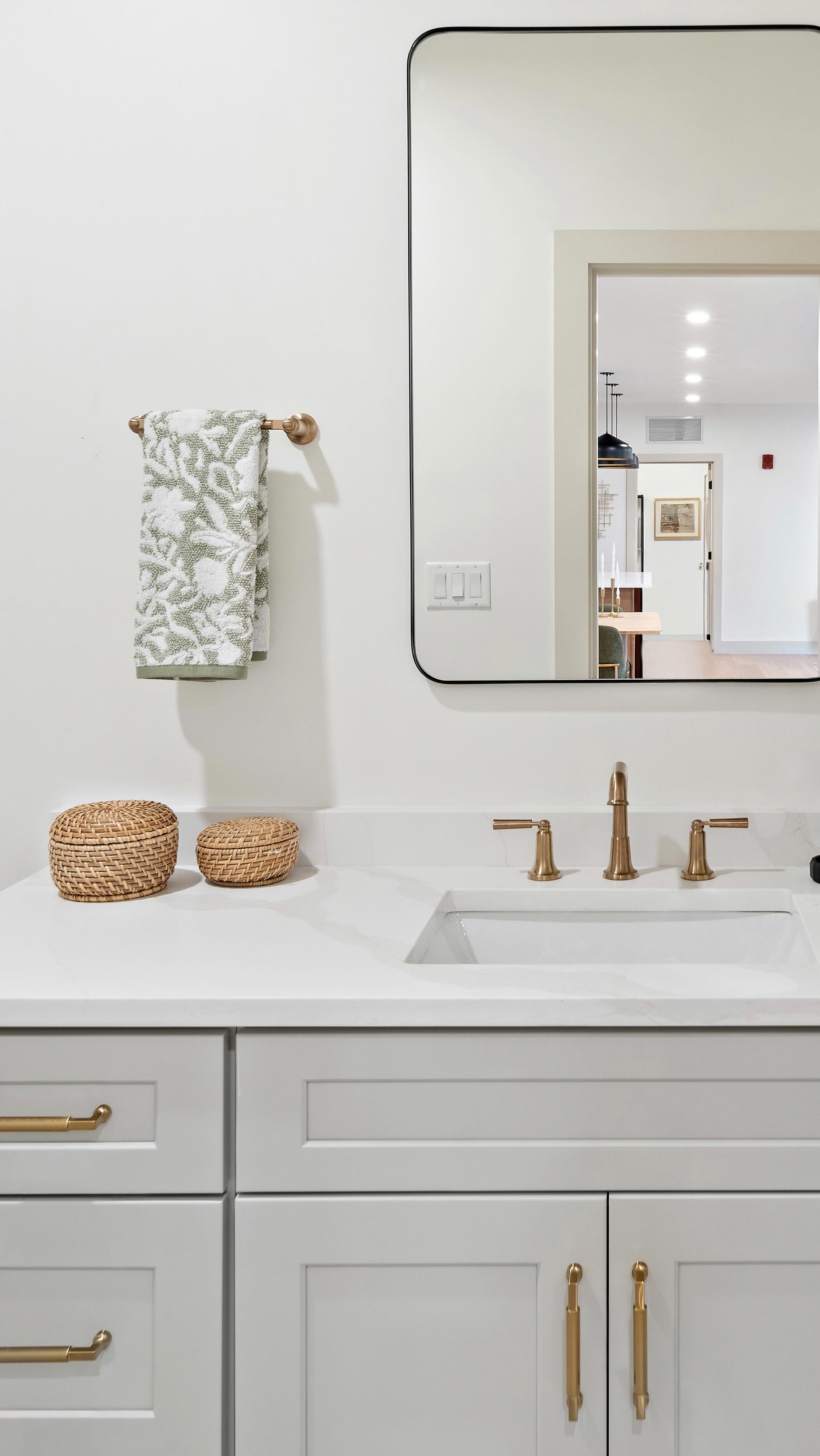 ✨Luxury Condo For Sale with Private Patio✨
📍1025 Massachusetts Ave, Unit 211
Arlington MA
🛏️ 1 BD
🛁 2 BA
📐 1,321 SF
• Private patio attached to community courtyard
• GE Café brand appliances including microwave drawer
• White shaker upper and wood toffee lower cabinets
• Elegant bronze hardware
• Community amenities include an Urban Garden, Courtyard, Roof Deck, Fitness Center, and Secure Parking Garage
• Pet friendly community
• 1 deeded parking spot in secure garage
Contact listing agent below with inquires!
👤 Paul Cirignano
📞 781.570.9007
✉️ Paul@TheSynergyREgroup.com
🔗 Link in bio for more info.
.
.
.
.
#condoforsaleinma #newconstructioncondo #1bedroomcondo #luxurycondoforsale #privatepatio