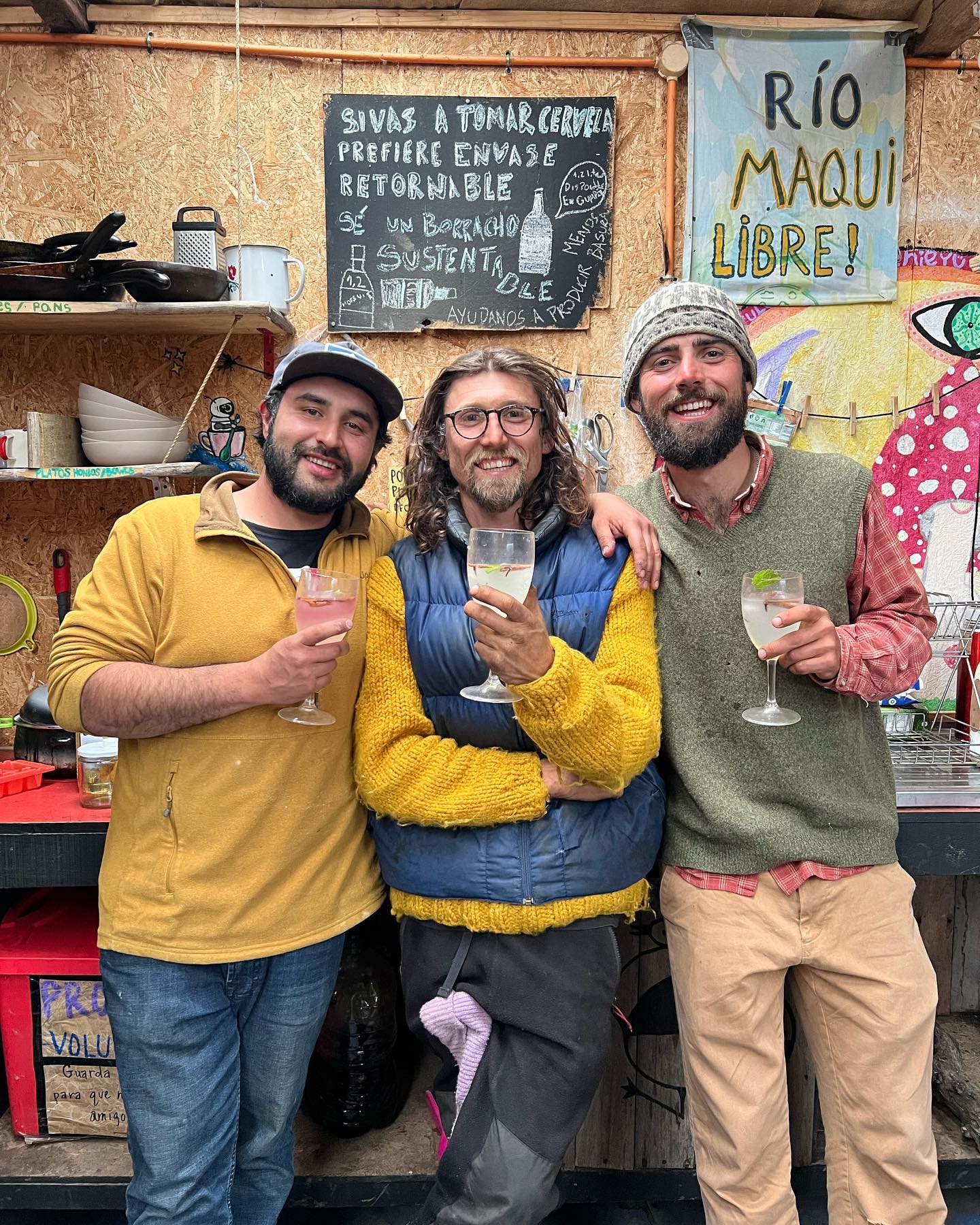 Cuando hay equipo, hay equipo! El maestro cocinero, El Cheo, fuimos compañeros de curso y somos amigos desde la escuela en Puerto Aysen desde los 10 años! El nos deleita cada día con su increíble comida (síganlo si quieren ver los increíbles platos que cocina con ingredientes locales cada día) y Ben (el buen Ben) un Gringo de 24 años que se quedó atrapado en Alma Verde por la Pandemia y se transformó en un increíble amigo, ahora volvió a construir la Escuela Libre de permacultura con nosotros!
#escuelalibre #permacultura #permaculture