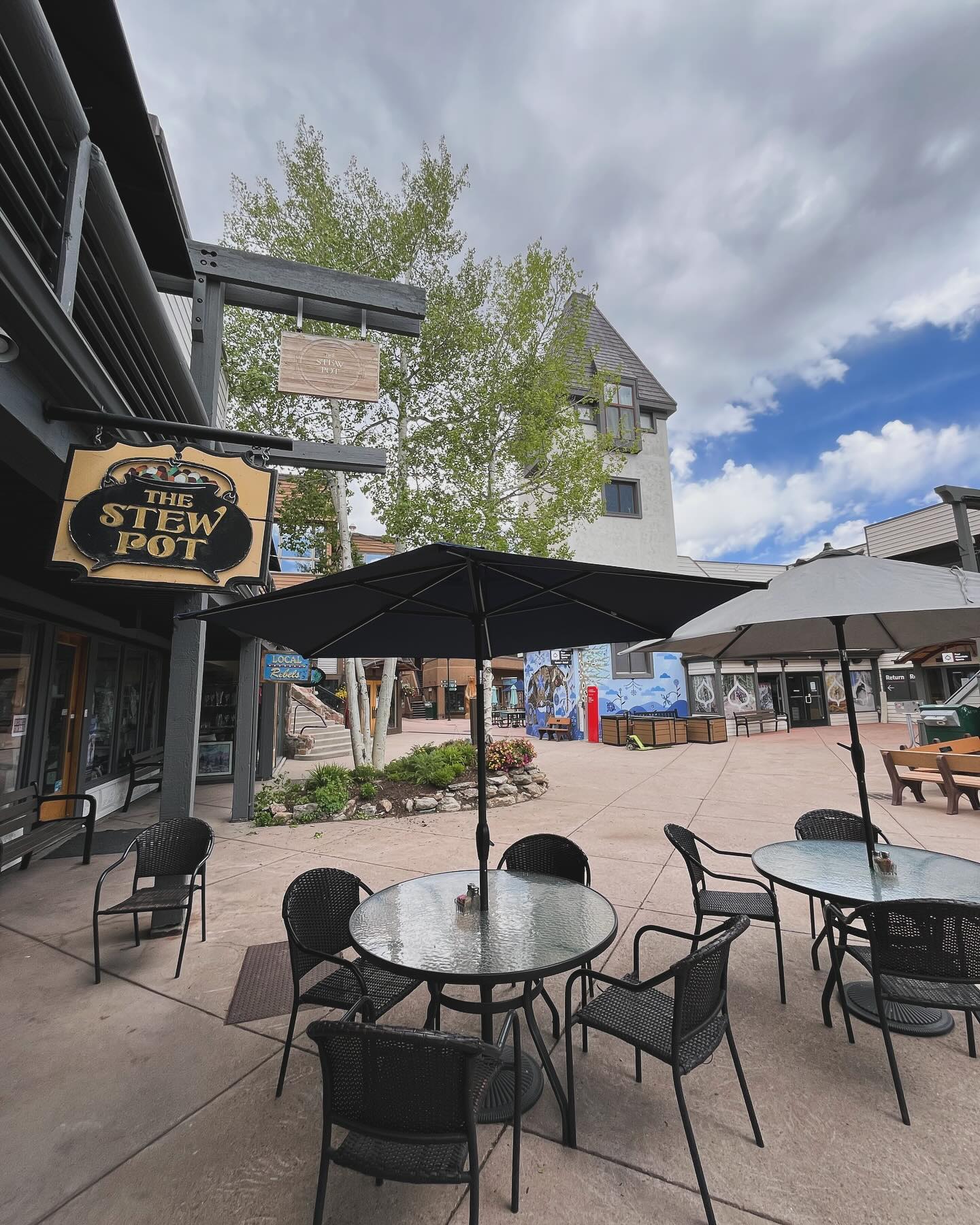 Summer vibes are in full swing! Join us for lunch and dinner every day. For take-out give us a quick call at (970) 923-2263
.
.
.
.
#SummerPrep
#SnowmassMall #SummerSeason
#SummerVibes #SunnyDays
#RefreshingDrinks #DeliciousBites
#LaidBackVibes #SunnySips #SummerSips #CoolCocktails #SavorTheSeason
#OutdoorDining #PatioSeason #SunnyEats #MountainViews
#SummerSunshine #SnowmassSummer #BarLife #SummerSocializing #ChillVibes #MountainDrinks #SnowmassSocializing