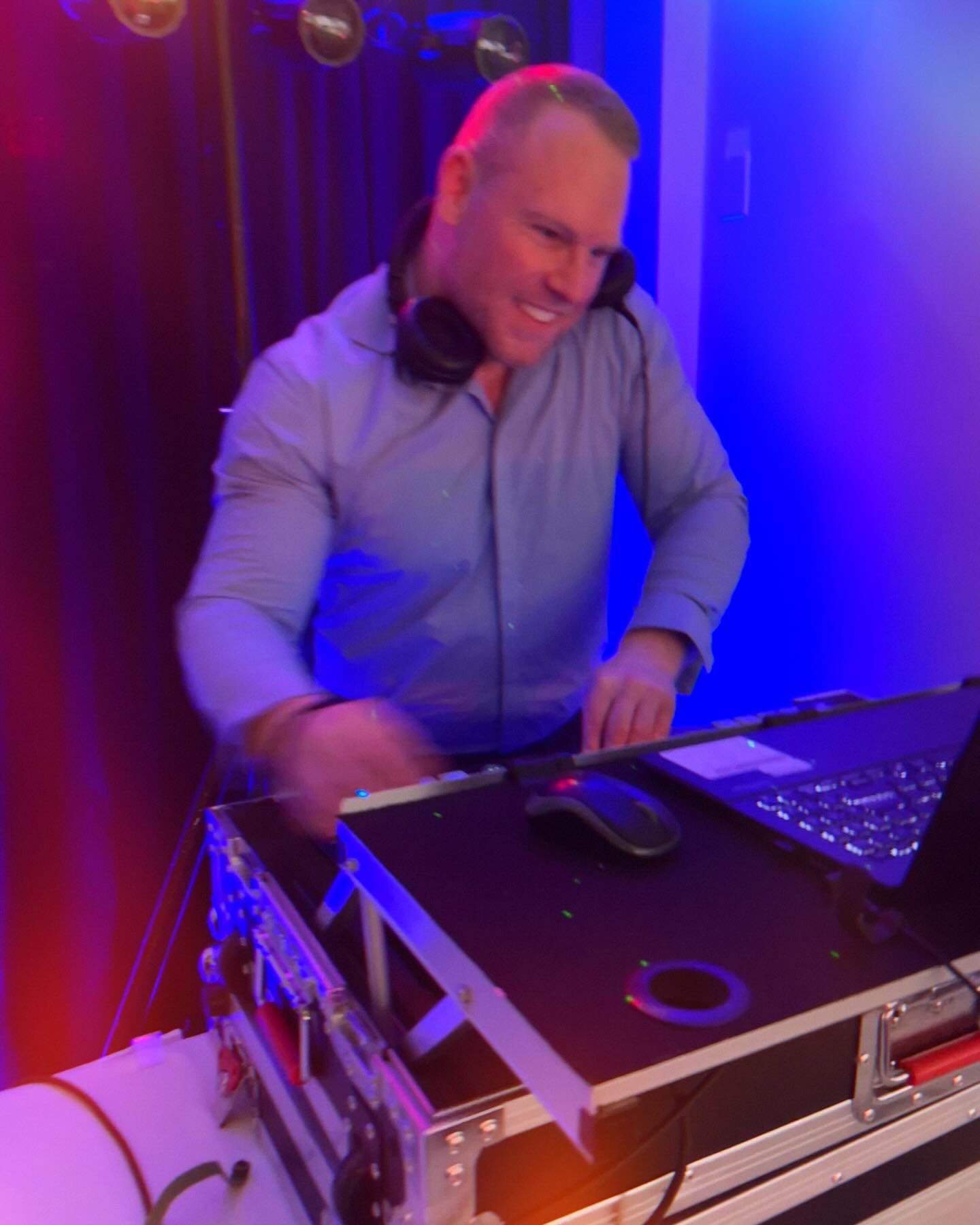 DJ Jarrod Scott in action doing what he does best: packing the dance floor! #kelownawedding #kelownaweddingdj #okanaganwedding