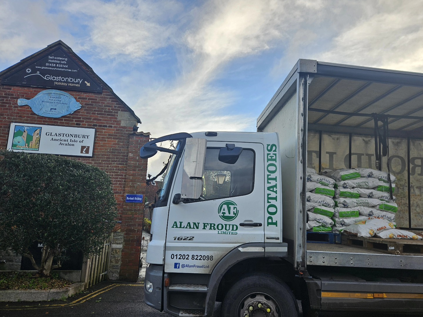 🤝 Businesses for Business 🤝
🥔@alan_froudltd Have been supplying us the finest quality spuds for as long as we can remember!! (Decades)🥔
Building rapport with suppliers is important to us, this helps us to communicate our needs and high standards directly. This company has been the backbone of our growth and they go above and beyond for our family business!
Ironically, a family business themselves!
#potatoes #fishandchips