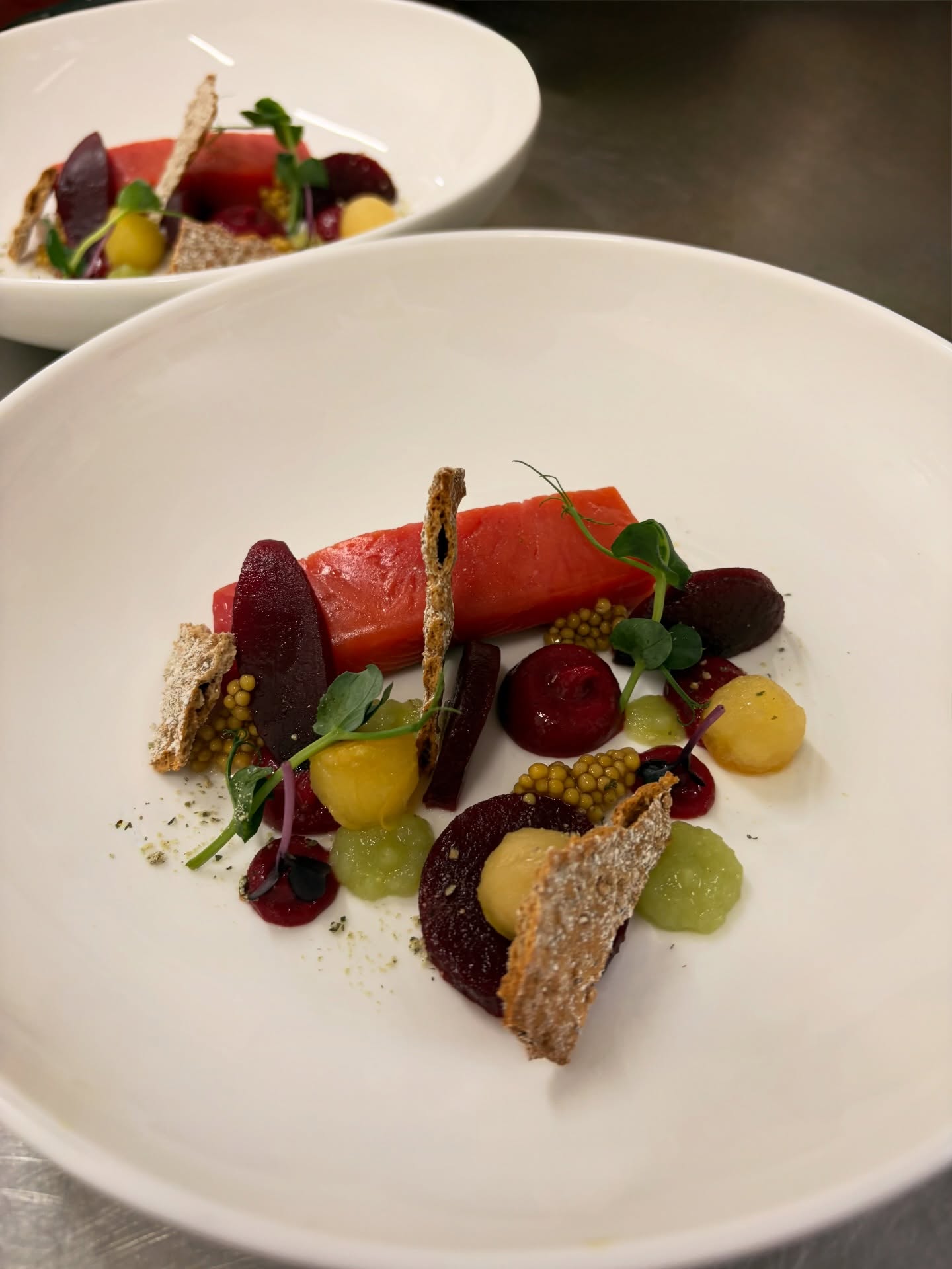 Der erste Gang unseres aktuellen 8-Gänge-Arrangements Schlemmen & Schlummern. Gebeizte Lachsforelle mit Roter Bete und Apfel – frisch, präzise, ausgewogen. Ein ruhiger Start, der Lust auf die nächsten sieben macht. ⭐️
#spessartforelle #arrangements #8gängemenü #bestenheiderstuben #wertheim