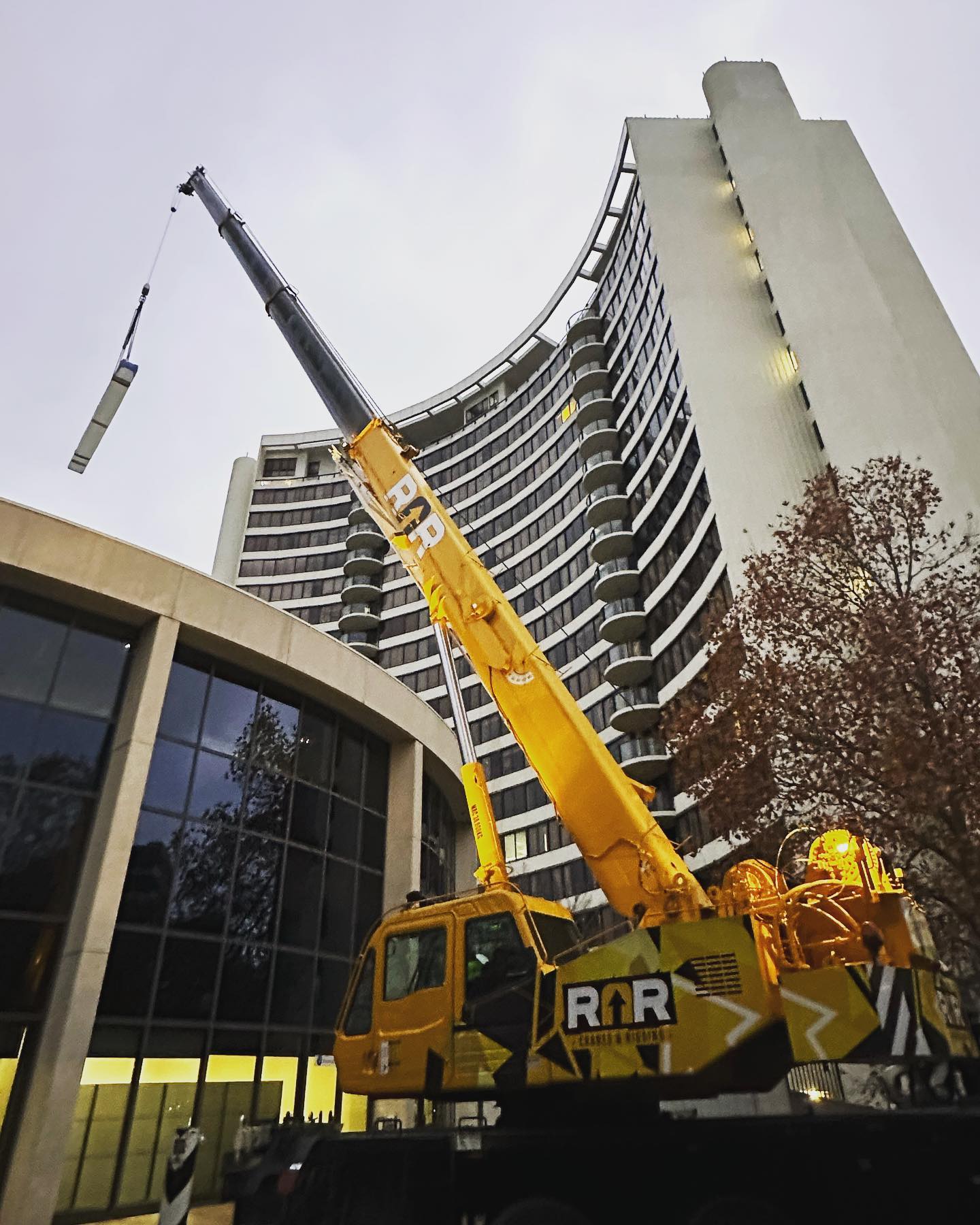 Early morning crane lift thanks to the team at #rarcranesandrigging helping us get our #sayfasystems guardrail to our clients building in the city #heightsafety #fallprotection #workingatheights #wearecbr