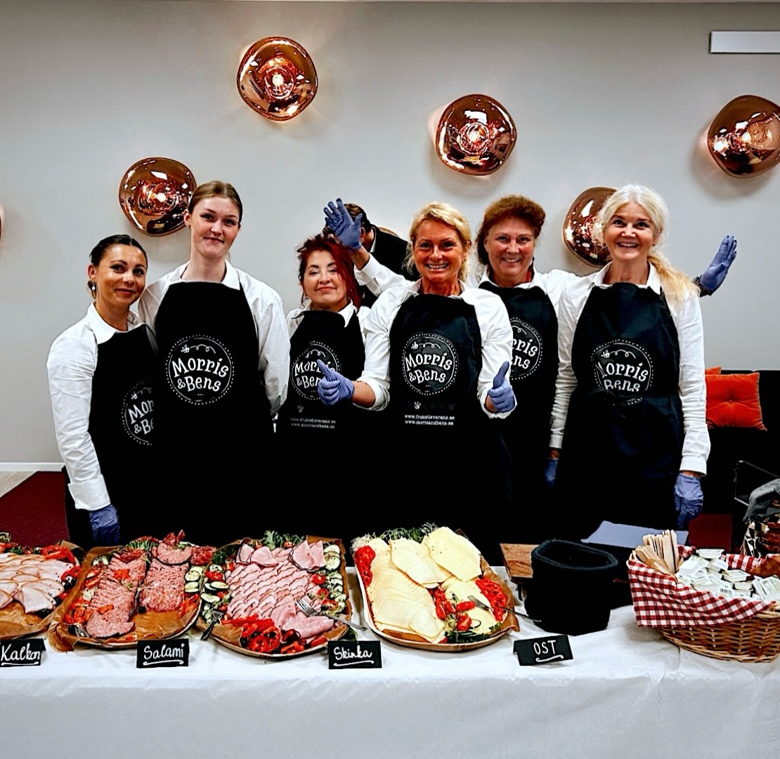 God mat Ă€r en sjĂ€lvklarhet đ„
Men ibland behövs ocksÄ mÀnniskor som skapar stÀmning, ordning och ett lugn runt bordet.
VĂ„rt eventteam â med frukostvĂ€rdinnor och servering â Ă€r redo nĂ€r ni har större event, fler gĂ€ster och lite högre tempo.
Avslappnat, professionellt och med kĂ€nsla för detaljer đ€
info@frukostleverans.se
#MorrisAndBens #Frukostleverans #Göteborg #Frukostteam #Eventpersonal
@worqiworqi_bemanning