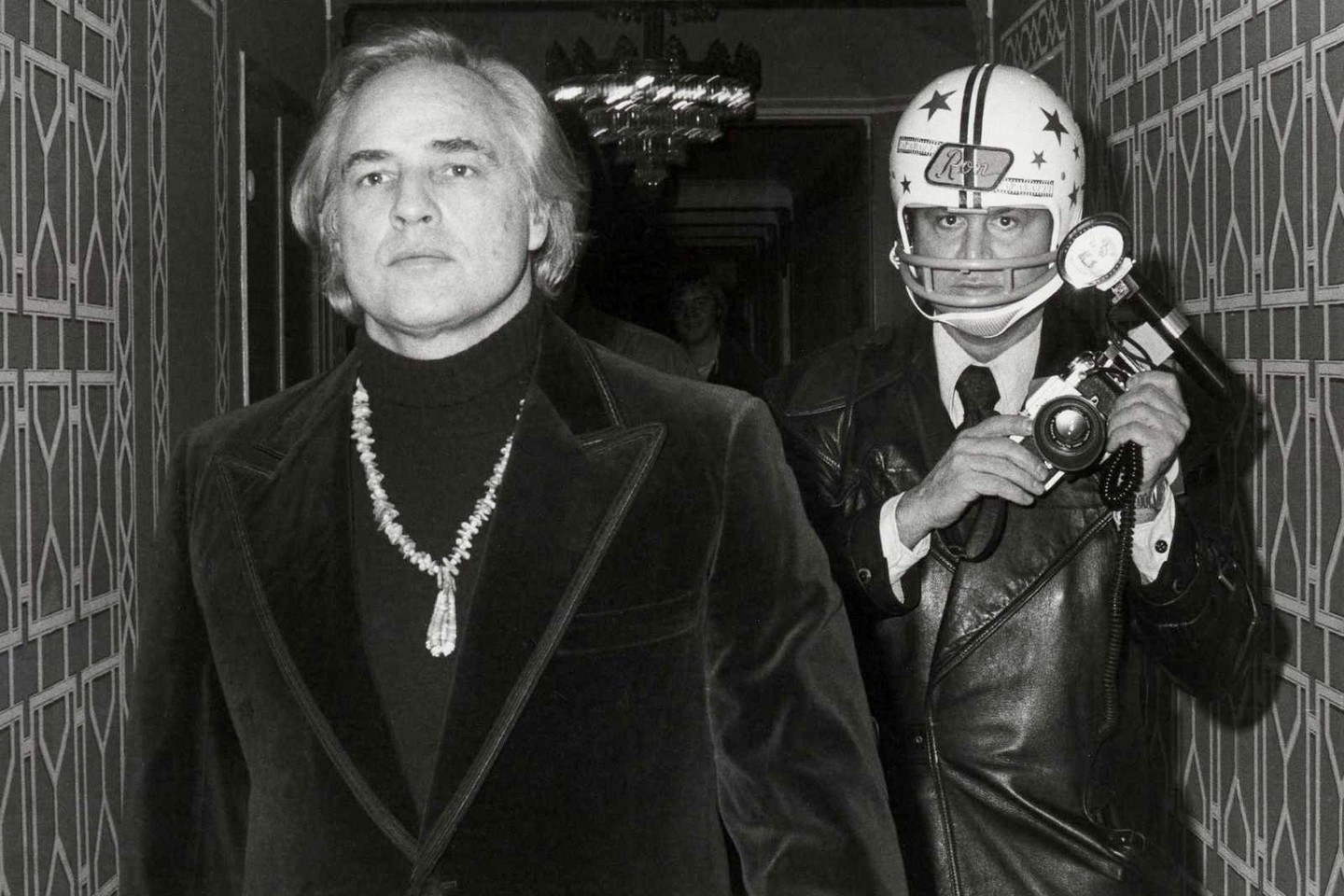 .
Marlon Brando, perfection.
Shown here with paparazzi photographer Ron Galella who began wearing a football helmet around him after an annoyed Brando punched him, breaking his jaw and five teeth in 1973.
#dentistry 😏
#brando
#1973