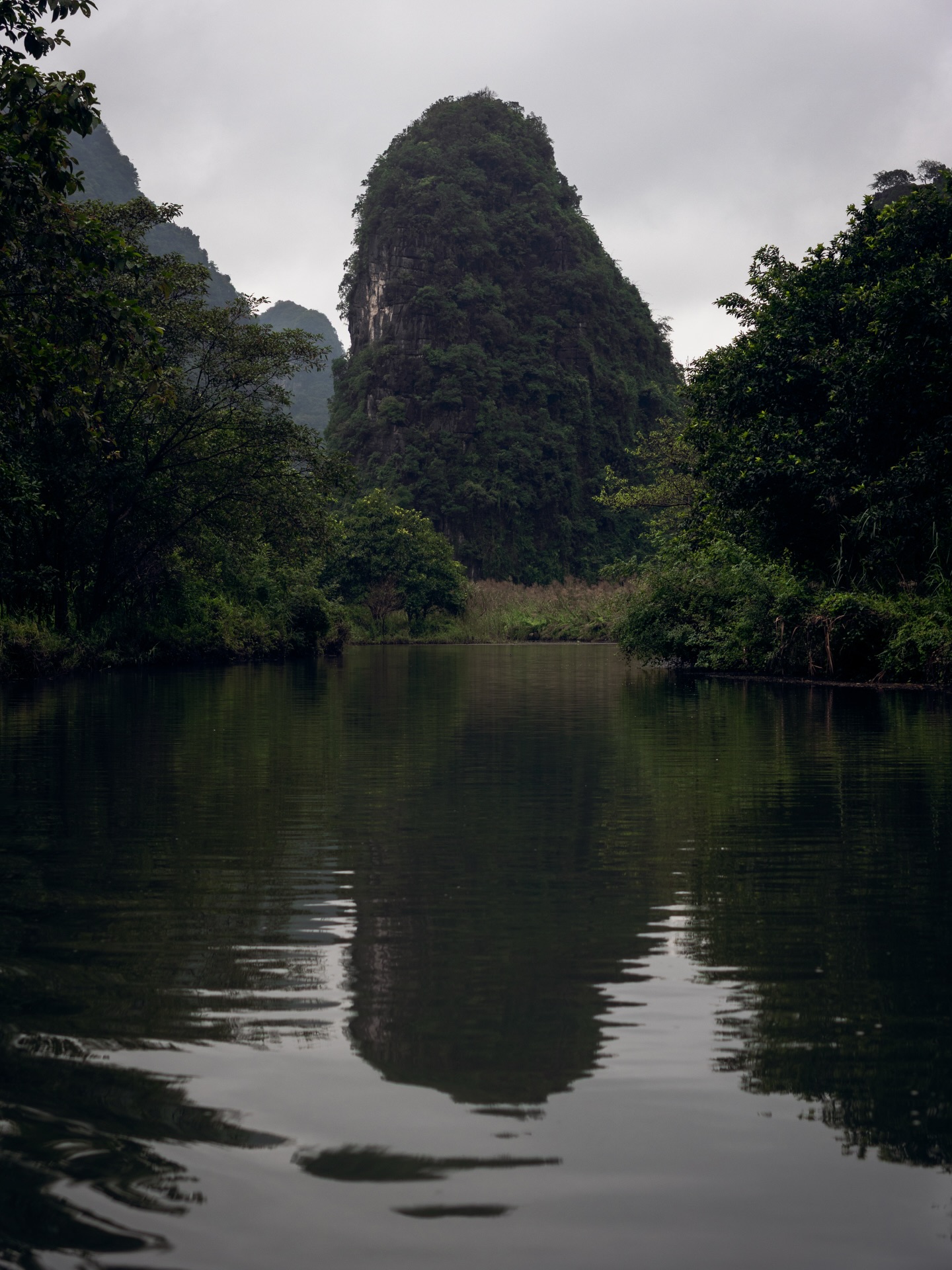 Ninh Binh was probably my favorite place in northern Vietnam đ„č itâs often called Halong on land and by scrolling the pictures you can probably see why.
Of course it rained the whole time (whatâs new) but that didnât stop us from going up the âMua caveâ for incredible views or take a boat around the scenic Trang An lake area, with imposing karsts, temples nestled in the jungle, and surreal caves (one of them even 1km long!)
#ninhbinh #vietnam #travelphotography #rainydays #rainylandscapes
