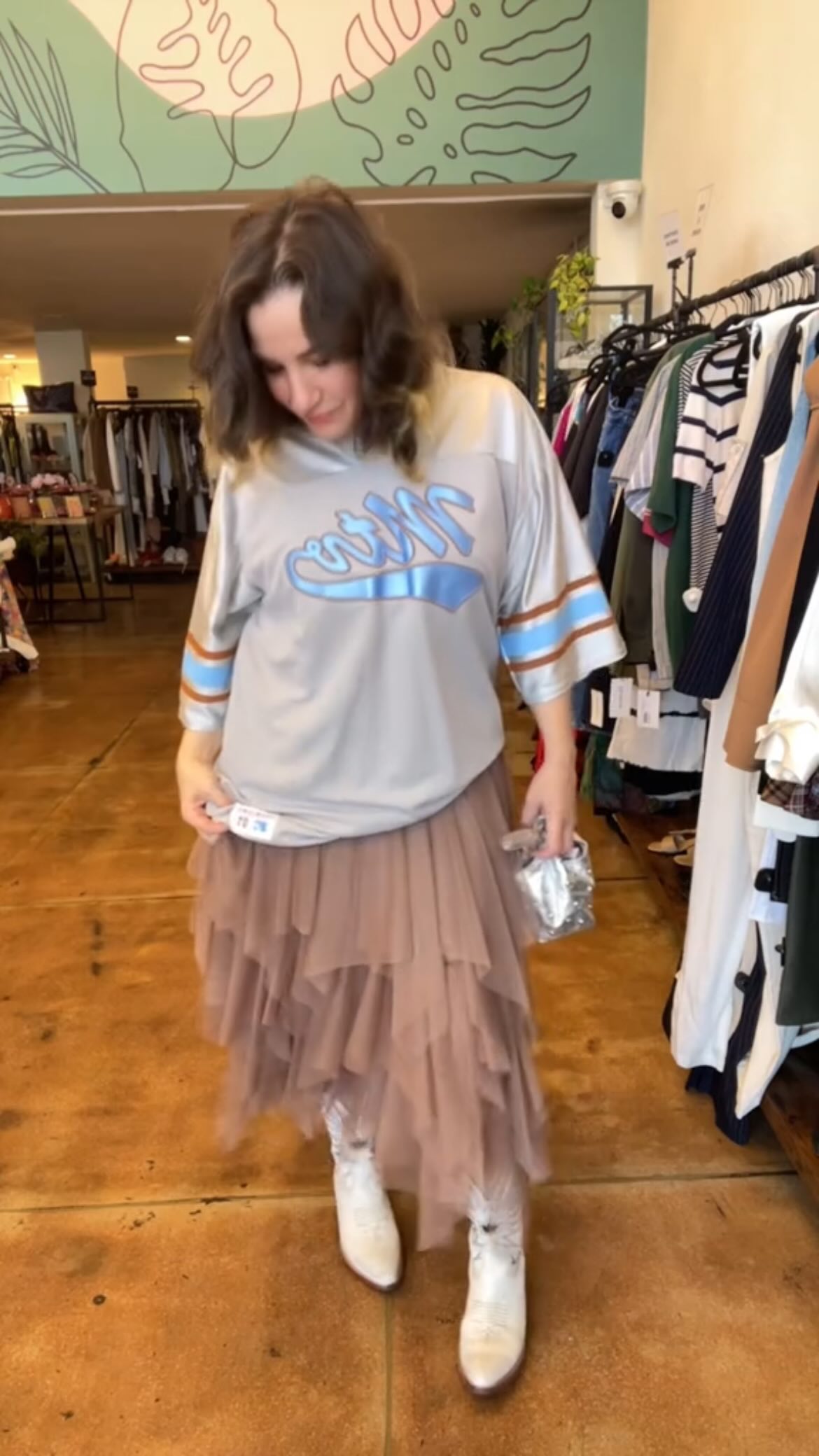 Whether you’re repping your team, prepping for the game, or spitting game Dresscue FTW! 🏆 Check out our selection of Jerseys, only at Dresscue. 👕✨
#secondhandfashion #sustainablestyle #thriftingfinds #gamedayfits