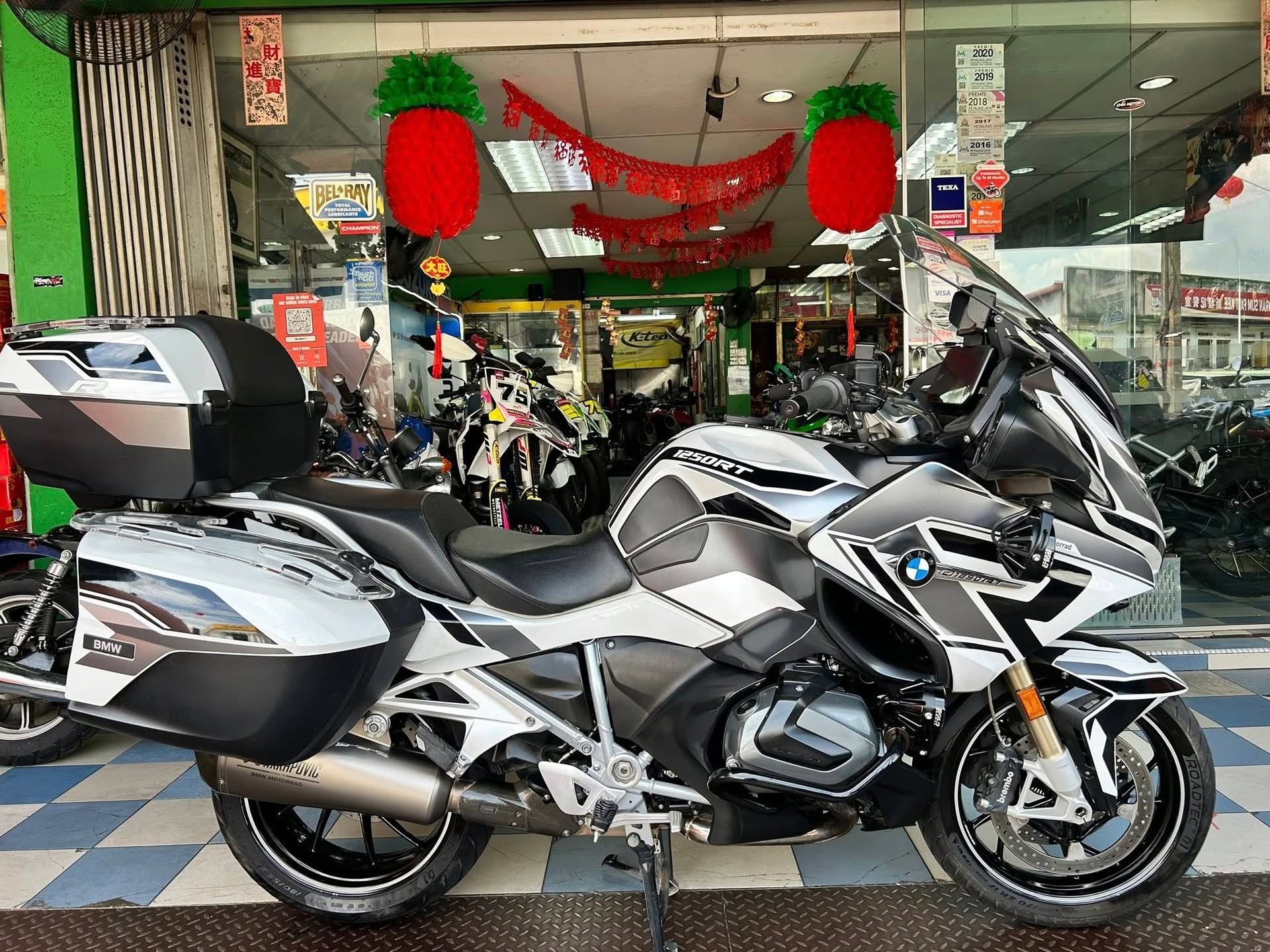 HOT HOT SALES!!😍HOT TRADE IN !!!! 2023 BMW R1250 RT !!!! READY STOCK !!!ORIGINAL CONDITION !!! VIEW TO BELIEVE..!!!😍👍 DONT MISS IT !!! VERY WELL MAINTAINED UNIT!!!AKRAPOVIC EXHAUST
BRAND: BMW
MODEL: R 1250 RT
YEAR: 2023
REGISTERED: 2023/6
IMPORT BARU / NEW IMPORT MODEL
MILEAGE: 33K KM ONLY (ORIGINAL MILEAGE)
PRICE : RM 137,999
🎉🎉🎉🎉SIAPA CEPAT SIAPA DAPAT
HOT ITEM !!!🎉🎉🎉
FEATURES
1) KEYLESS
2) TFT
3) BREMBO BRAKES
4) 3 PC ORIGINAL BOX 5)AKRAPOVIC EXHAUST
6) DENELLI LIGHT
7) DYNAMIC UPGRADE
8)GR SPOTLIGHTS X7 / X5
CAMBUS SYSTEMS
9) FULL SERVICE RECORDS
10) WARRANTY TILL YEAR 2028
11) CHIGEE MODULE
MIN DEPOSIT/ DOWN PAYMENT RM RM 13,000
LOAN MAX - 7 YEARS/TAHUN
LOWEST INTEREST MARKET FINANCING RATES % or above
****T&C APPLY ****
AVAILABLE 👍👍
-SPAY LATER MOTORCYCLE ✅( SHOPEE)
-✅CREDIT CARD 0% INSTALLMENT SCHEME AVAILABLE ✅
-CALL 03-78765497 OR -WHATSAPP 012 7892173
✅ FOR FULL DETAILS 👌👌T&C APPLY
LOAN APPLICATION REQUIRED DOCUMENTS
EMPLOYED APPLICANT
1) IC
2) 3 MONTHS LATEST PAYSLIPS
3) 3 MONTHS BANKSTATEMENT
4) EPF
SELF EMPLOYED APPLICANT
1) SSM
2) 6 MONTHS LATEST COMPANY BANK STATEMENT
***T&C APPLY***
FREE ITEMS 🎁
HELMET FULL FACE
RIDING JACKET
2x LABOUR FREE SERVICES
***********************************
CHIA MOTOR SDN BHD
WhatsApp - 012 7892173
Email - chiamotorracing@yahoo.com
Tel:- 03-78765497☎️
🌎Address: No. 17, Jln 21/17, S.E.A Park 46300 Petaling Jaya, Selangor.
Facebook : chia motor sdn bhd
Office hour: Monday - Saturday 9:00am - 7:00pm
Sunday - Closed
CHIA MOTOR SDN BHD is a company that runs High Power Motor deal since 1967.
WE PROVIDE MOTORCYCLES SERVICES SUCH AS
BUYING/SELLING / TRADE-IN / SERVICE & REPAIR / TOWING BREAKDOWN / ACCIDENT CLAIM / RIDING GEAR & ACCESSORIES ✅🔧🤝
Why buy from us?
Chia Motor being Operating Motorcycles dealerships and Trusted Dealer Since 1967. Authorised dealers brand such as Kawasaki, Suzuki , Alpinestars,Modenas , imported motorcycle brand and more
Chia Motor also Own In -House Racing Team for more than 40 years.
From Riding EXPERIENCE to Technical ADVISE… WE HERE TO CARE 🤝❤️💪