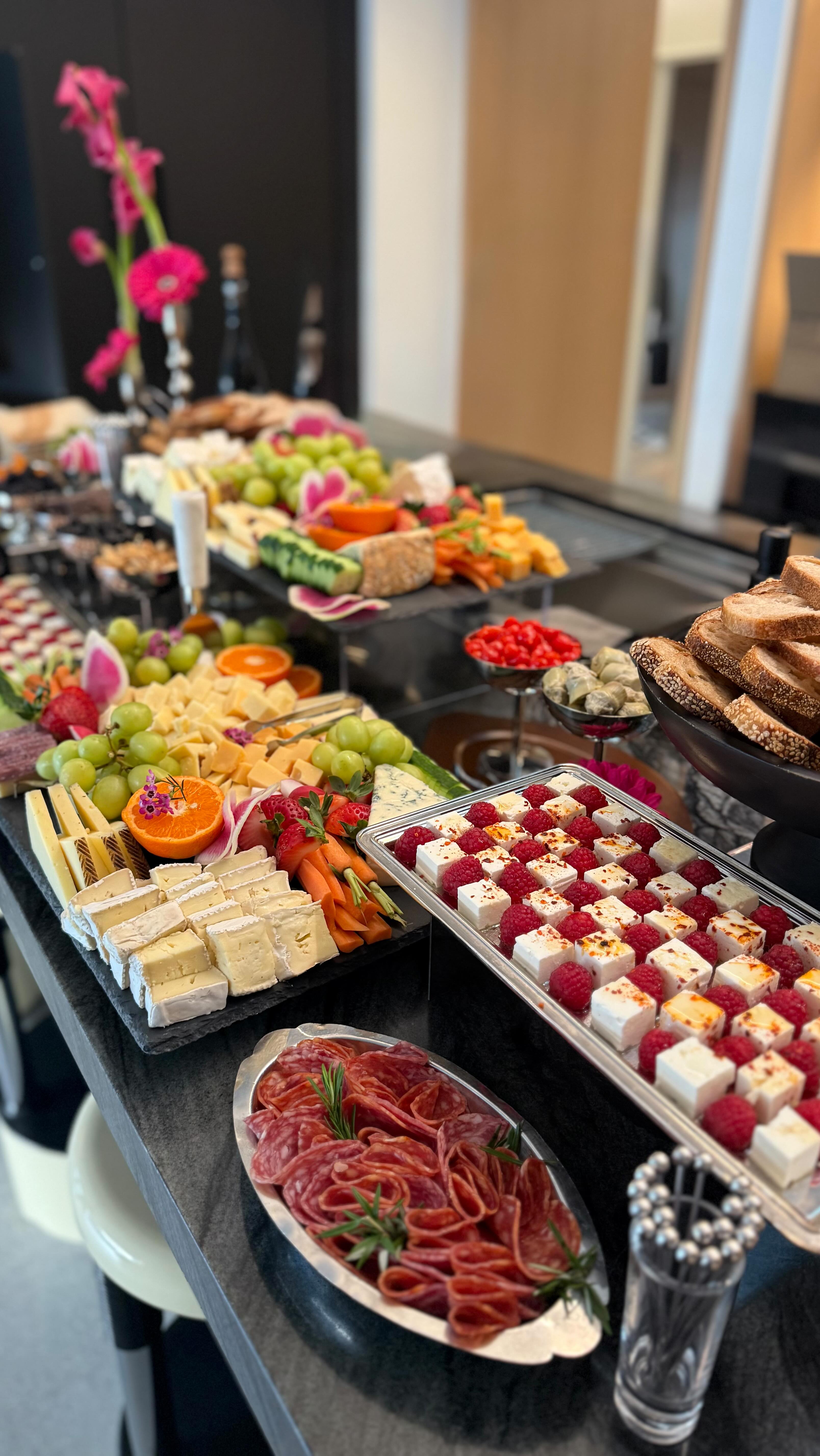 We make it look easy — but behind the scenes, our team spends hours curating the magic. Every catering experience is thoughtfully designed around color, mood, and intention, ensuring each detail reflects our client’s vision. Because when you have a home (like this) where art and design matter, the experience shouldn’t stop at the food.
Client: @warholianmoments